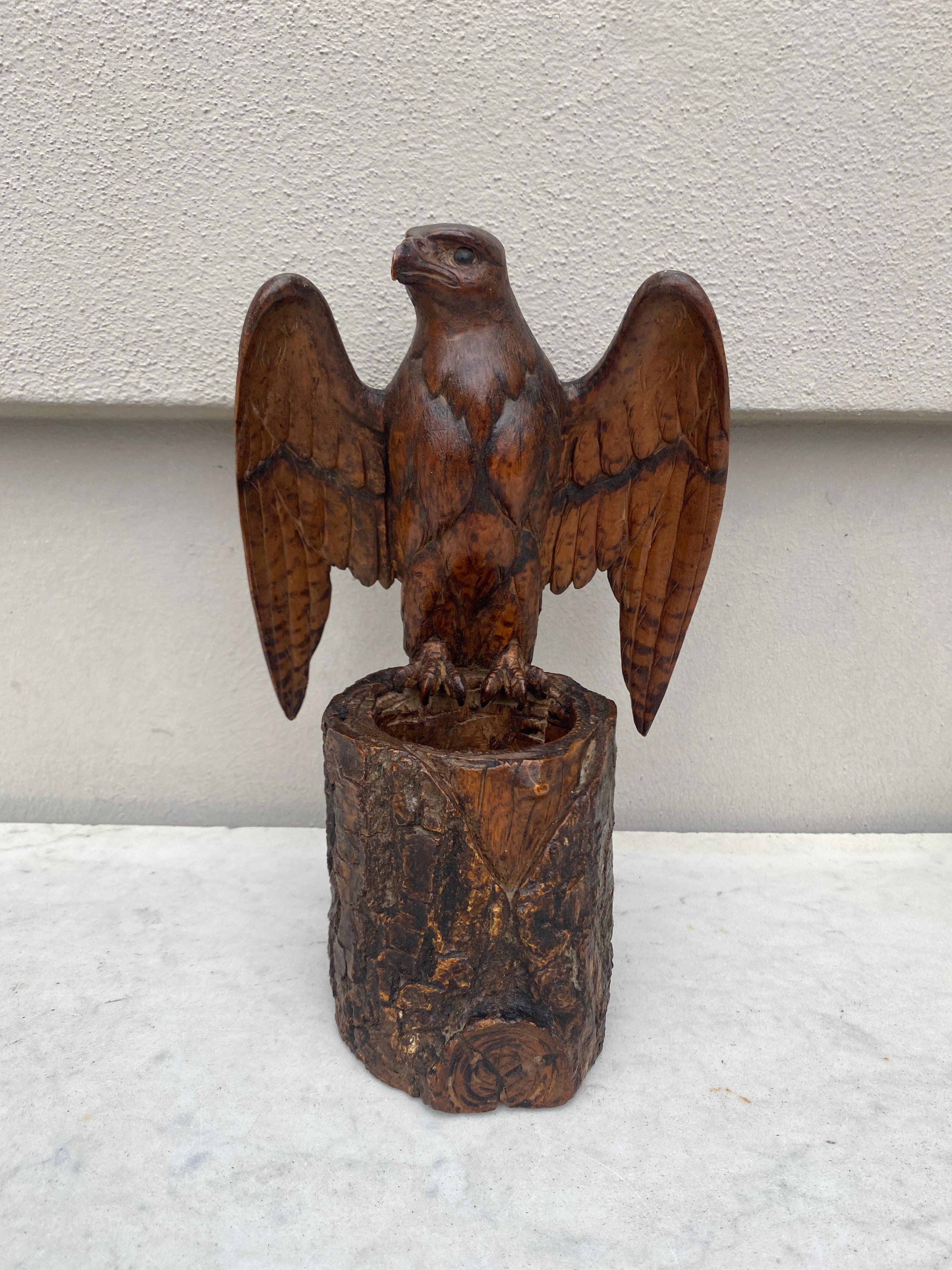 Français Vase aigle en bois sculpté du 19e siècle de Black Forest (France)  en vente