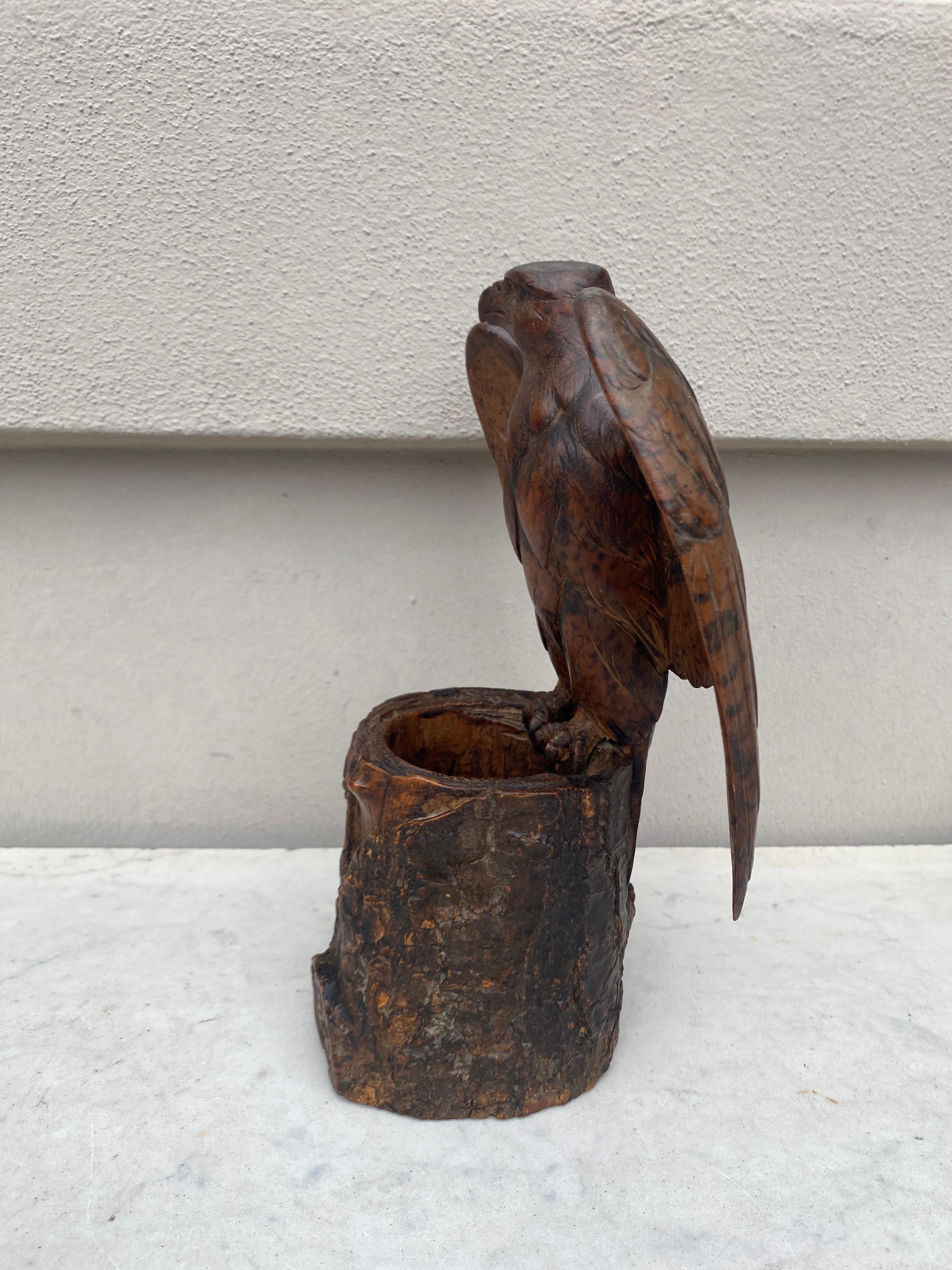 19. Jahrhundert Französisch Black Forest geschnitzt Holzadler Vase  im Zustand „Gut“ im Angebot in Austin, TX