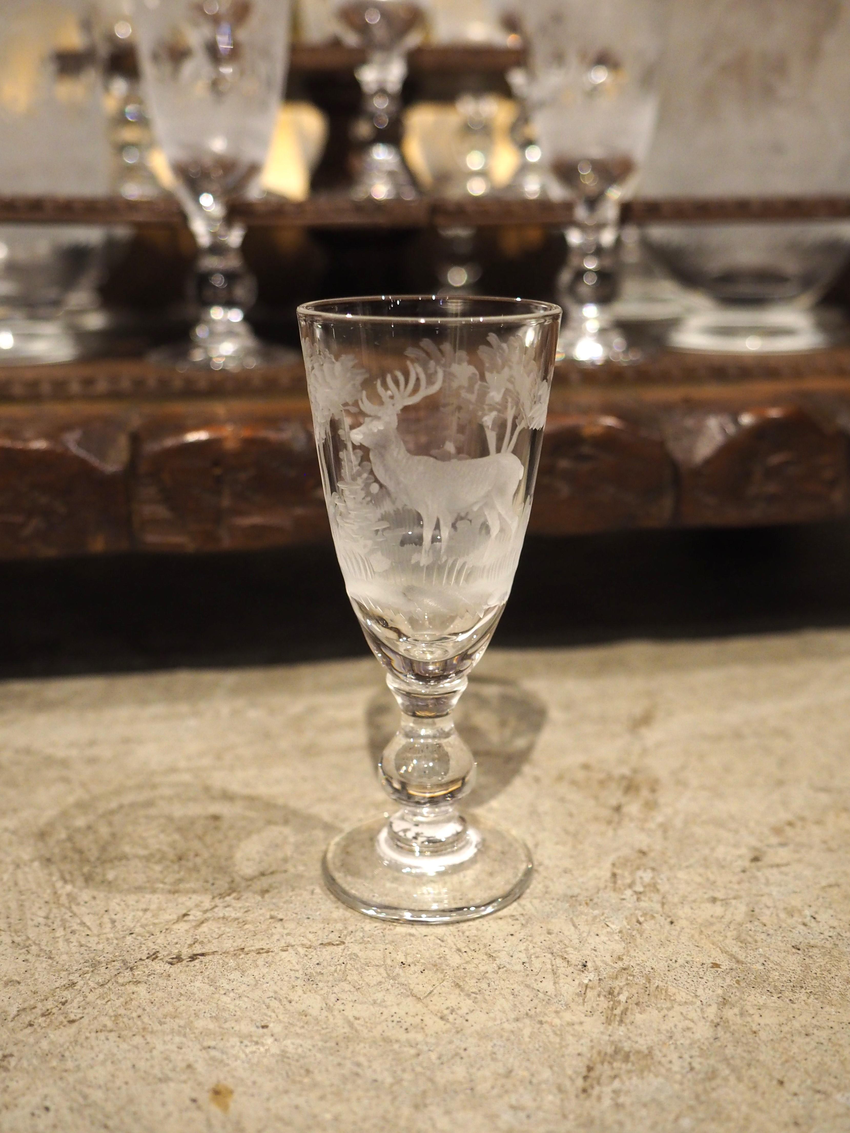 Französischer Black Forest Cave A Likör des 19. Jahrhunderts mit Jagdmotiven aus geätztem Glas im Angebot 10