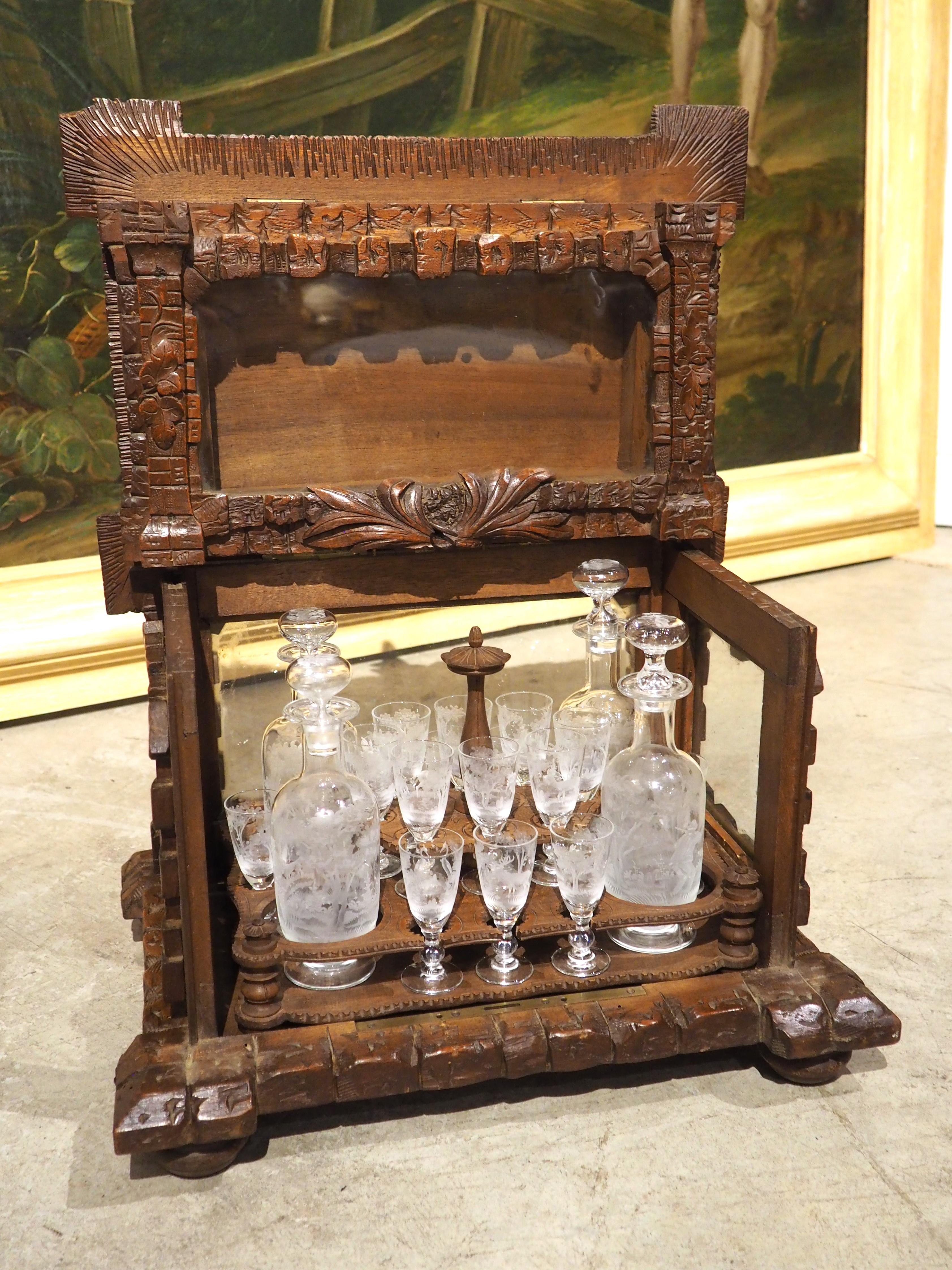 Es ist selten, einen Tantaluskasten aus dem 19. Jahrhundert mit komplettem Glassatz zu finden, aber diese makellose französische Likörhöhle im Schwarzwald hat alle Originalgefäße, die fein mit Jagdmotiven geätzt sind. Jedes der 20 Gläser (vier