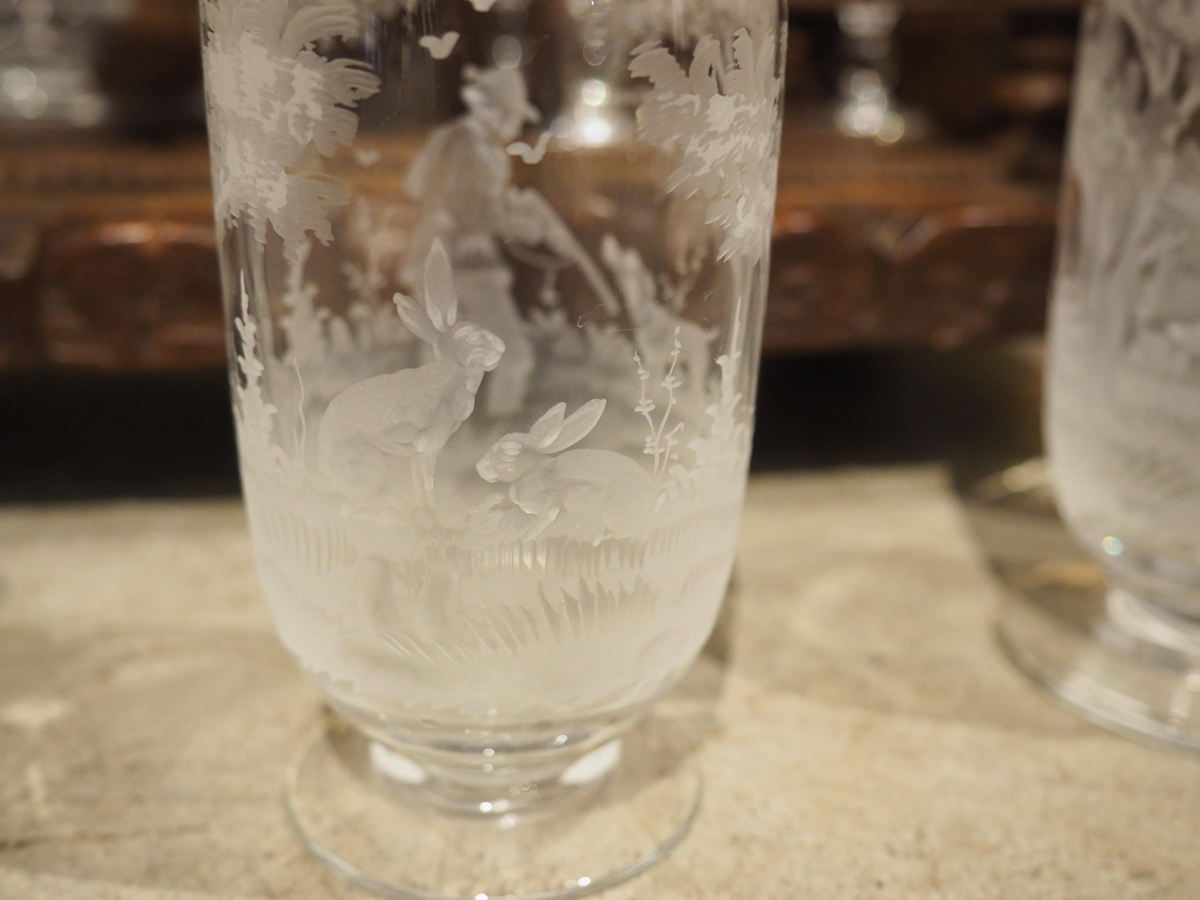 Französischer Black Forest Cave A Likör des 19. Jahrhunderts mit Jagdmotiven aus geätztem Glas (Handgeschnitzt) im Angebot
