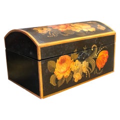 Scatola francese del XIX secolo in legno nero dipinta a mano e decorata con fiori