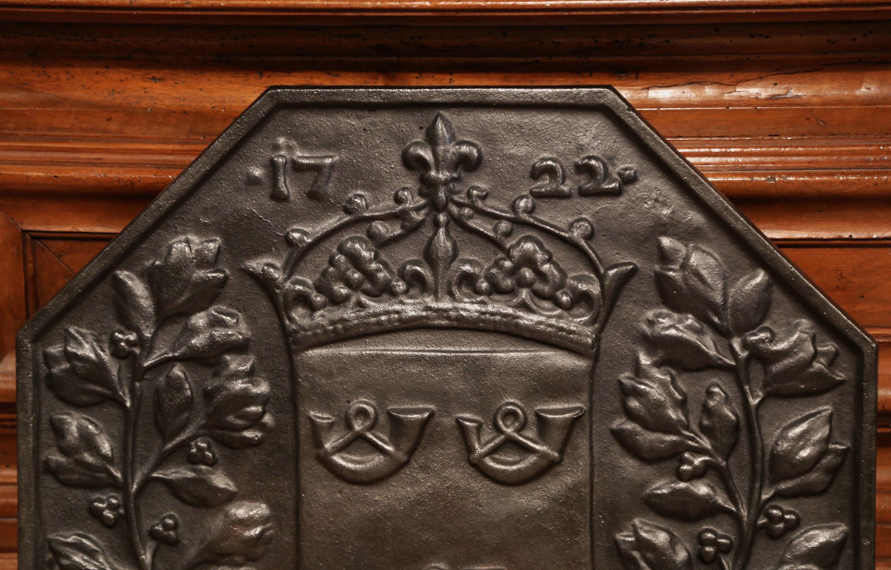 Français Plaque de cheminée en fer noir du XIXe siècle avec couronne, écusson et feuillage en vente