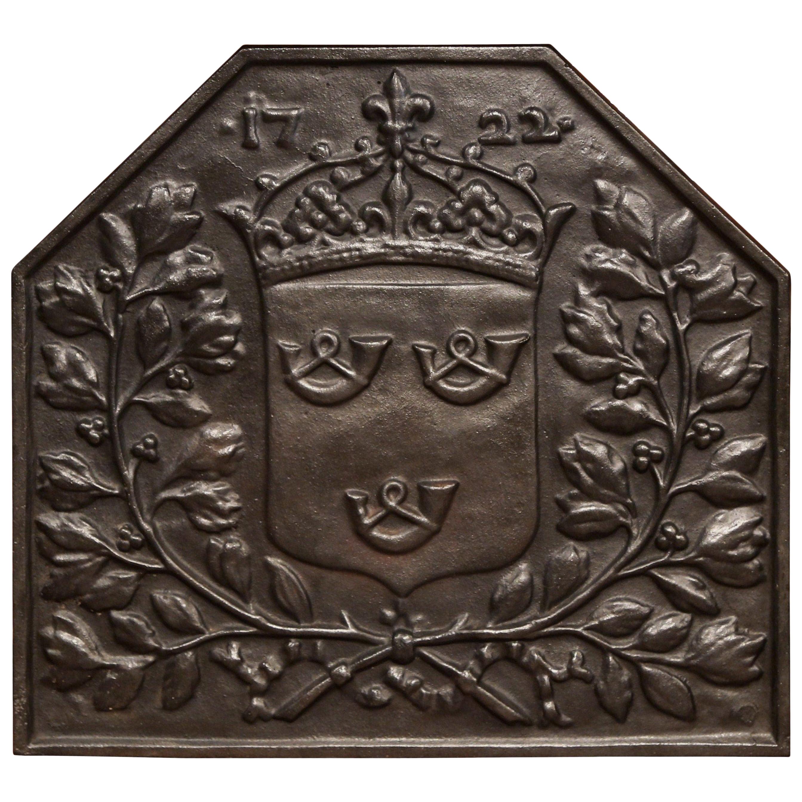 Plaque de cheminée en fer noir du XIXe siècle avec couronne, écusson et feuillage en vente
