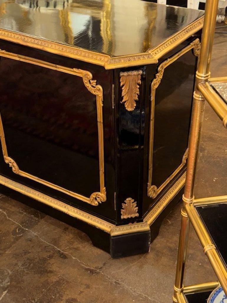 Francese Credenza di transizione francese del XIX secolo laccata in nero e bronzo dorato in vendita