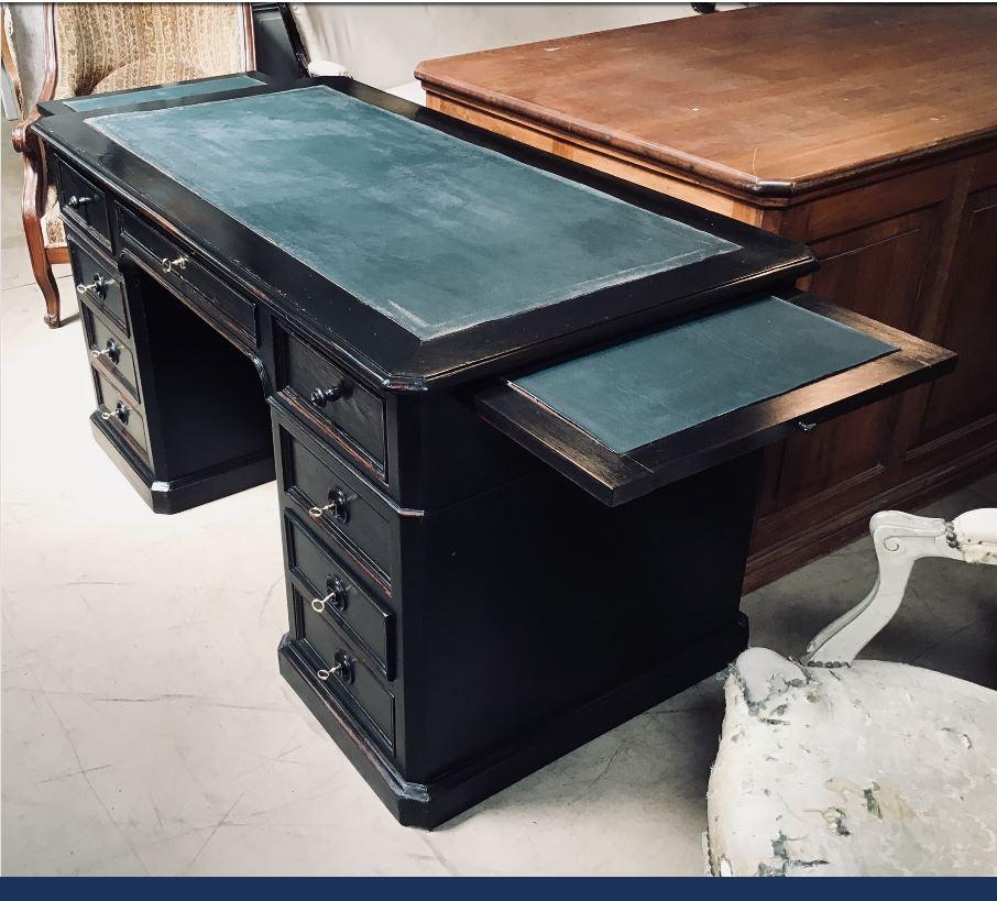 19th Century French Black Lacquered Wooden Writing Desk with Leather Top For Sale 1