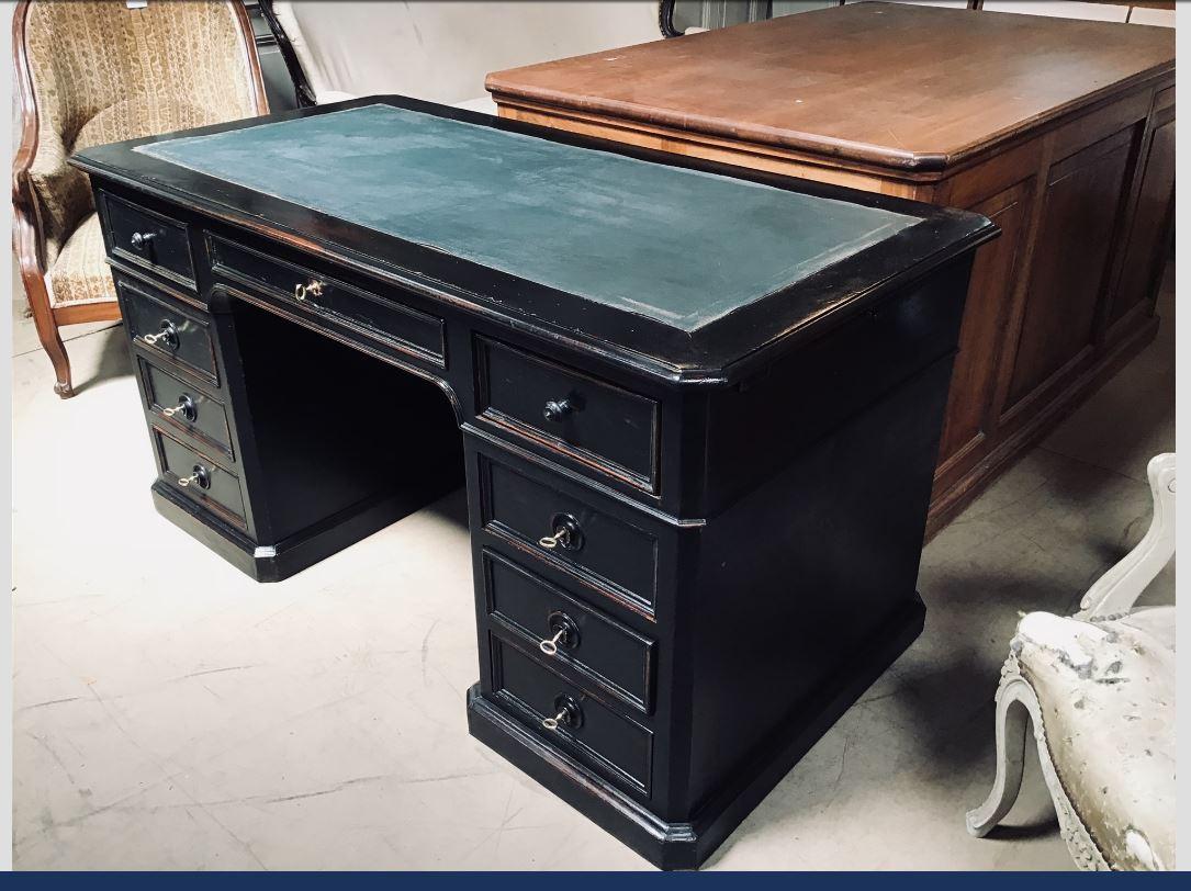19th Century French Black Lacquered Wooden Writing Desk with Leather Top For Sale 2
