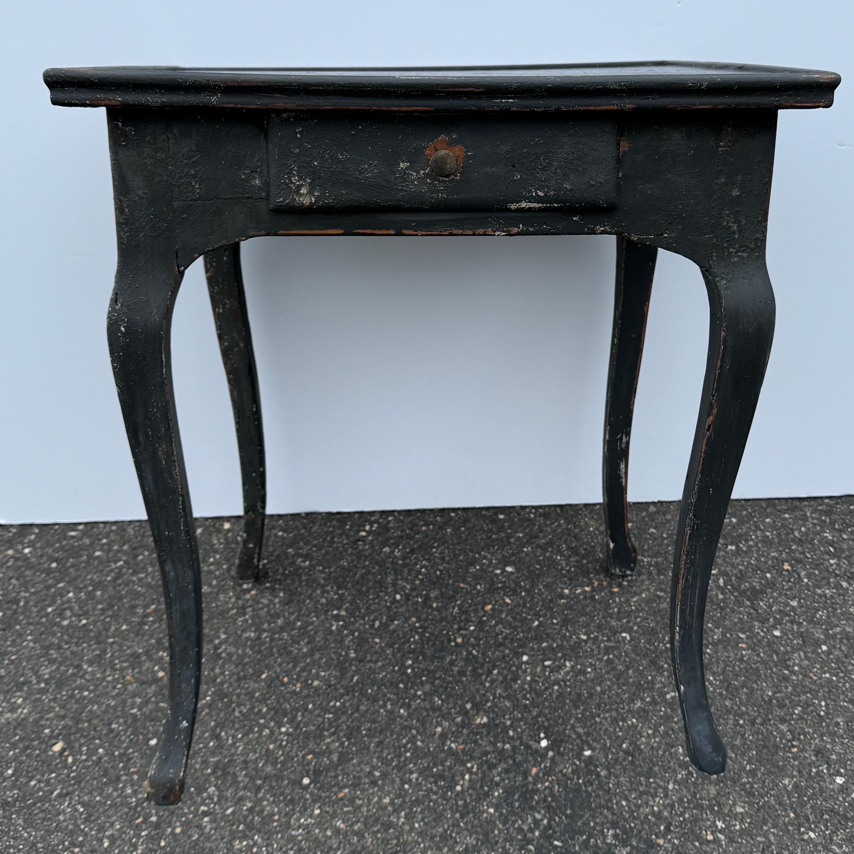 This French provincial hand painted table with one drawer features wonderful classic details, such as the raised edge tabel top. This table certainly brings vintage charm to any formal or informal home setting either in a foyer, living room or