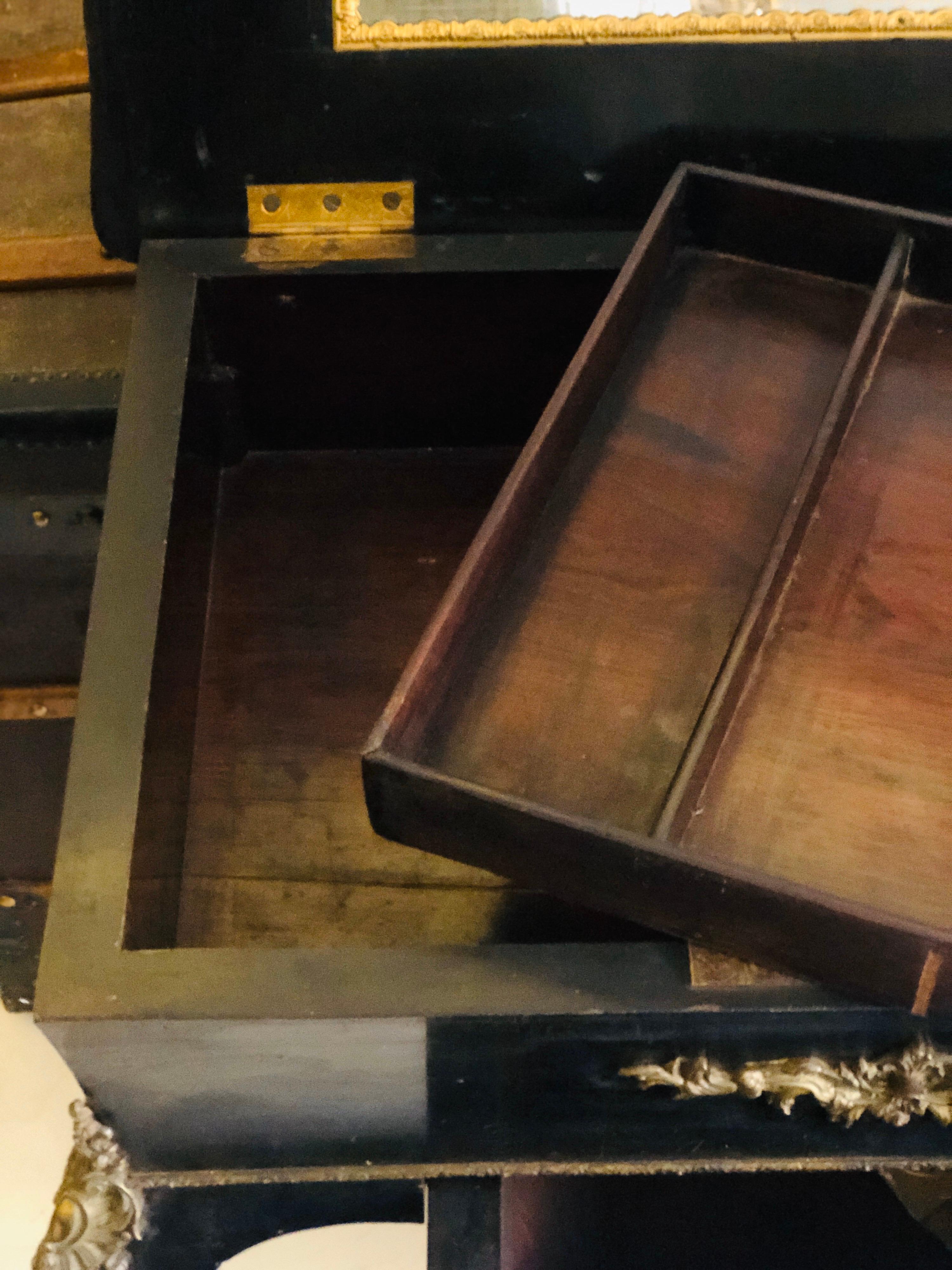 französischer Arbeitstisch aus schwarzem Holz mit Messingverzierung aus dem 19 im Zustand „Gut“ im Angebot in Sofia, BG