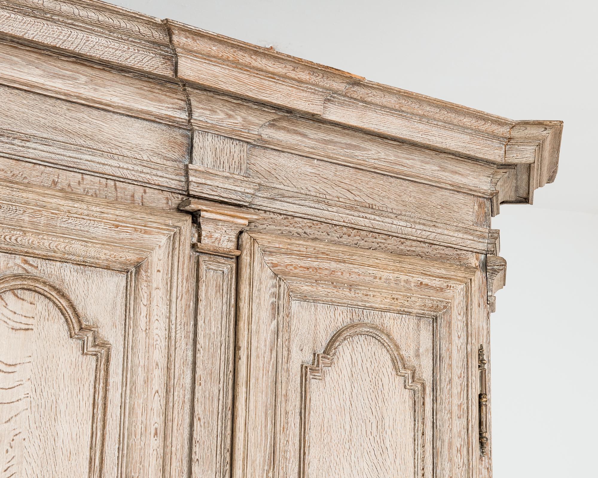 Armoire française du 19ème siècle en chêne blanchi Bon état - En vente à High Point, NC