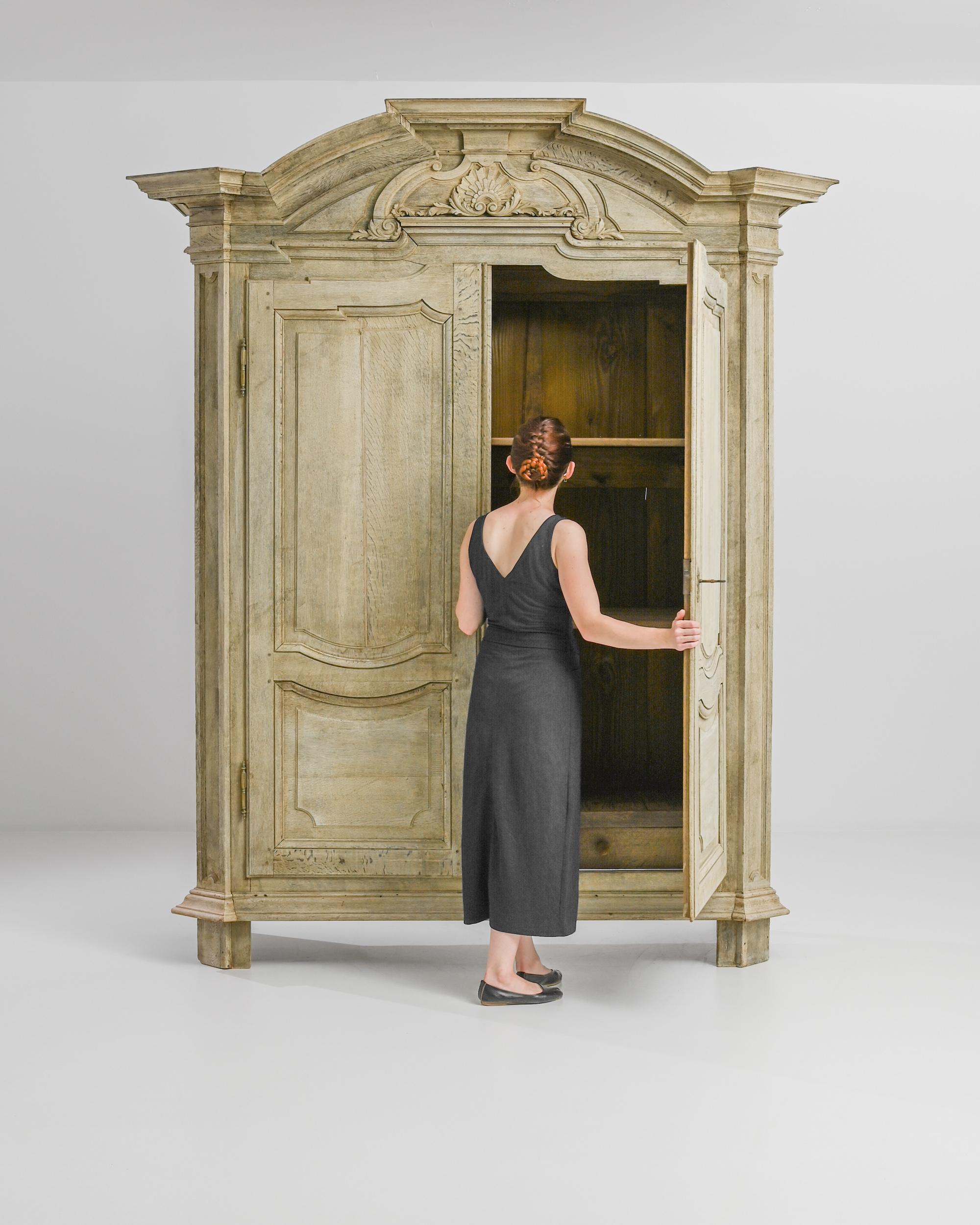 Dieser handgefertigte französische Holzschrank aus dem 19. Jahrhundert ist von beeindruckender Größe und verbindet antiken Charme mit unvergleichlicher Handwerkskunst. Dieser Schrank verfügt über zwei Türen mit viel Platz für Einlegeböden und zwei