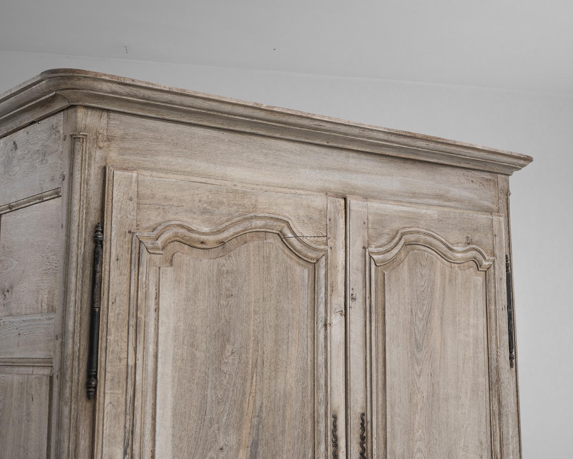 Armoire française du 19ème siècle en chêne blanchi Bon état - En vente à High Point, NC