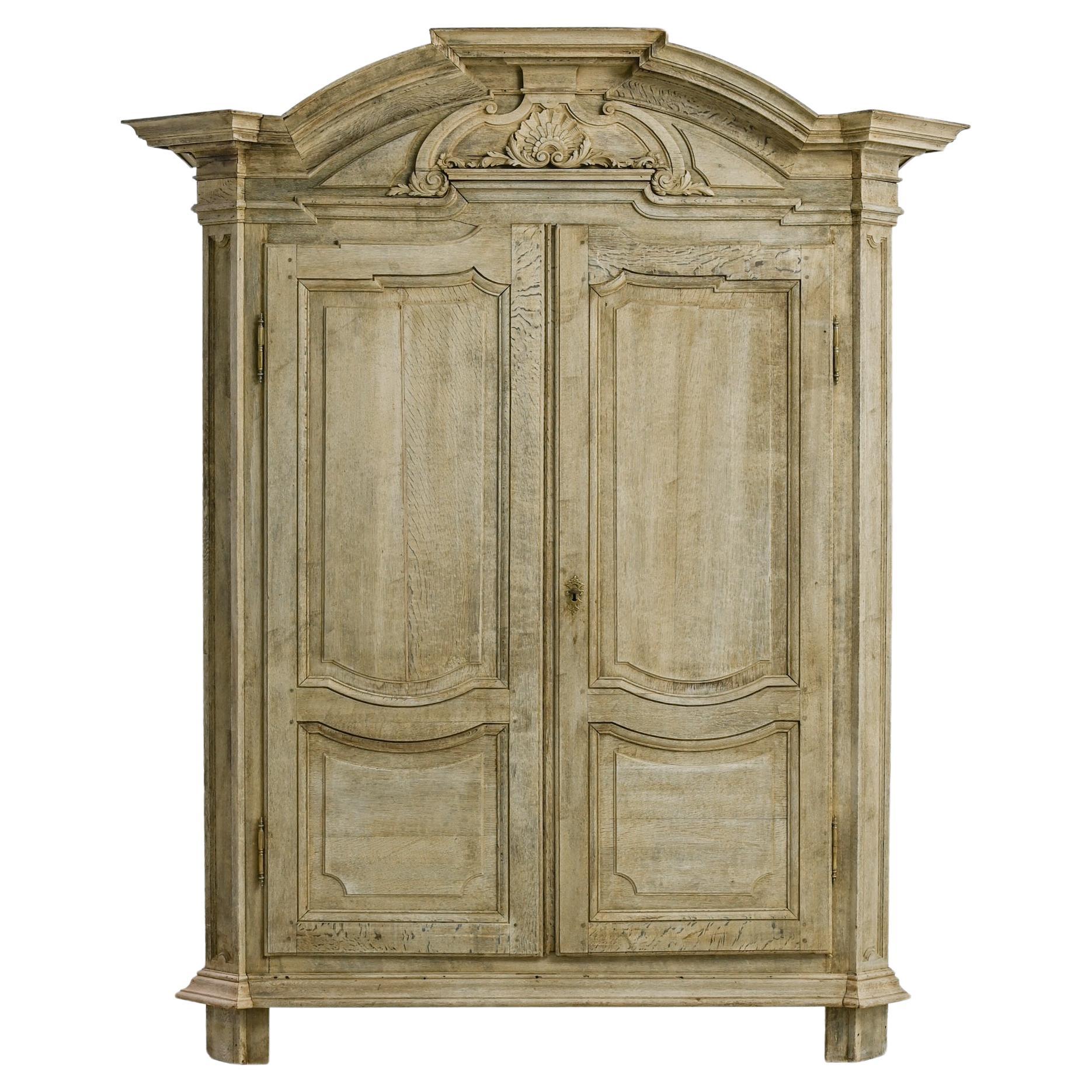 Armoire française du 19ème siècle en chêne blanchi