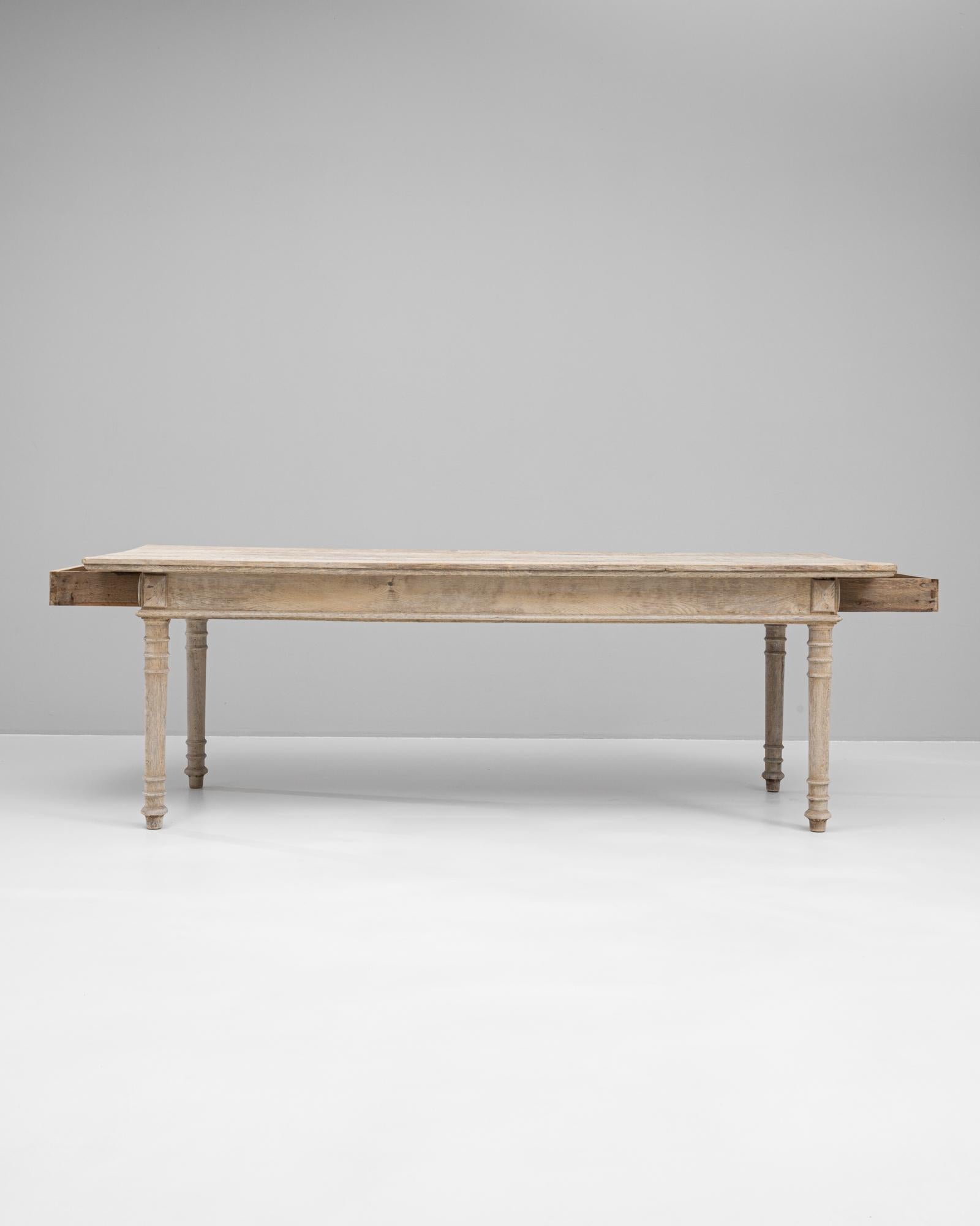 Mesa de comedor francesa de roble blanqueado del siglo XIX Francés en venta