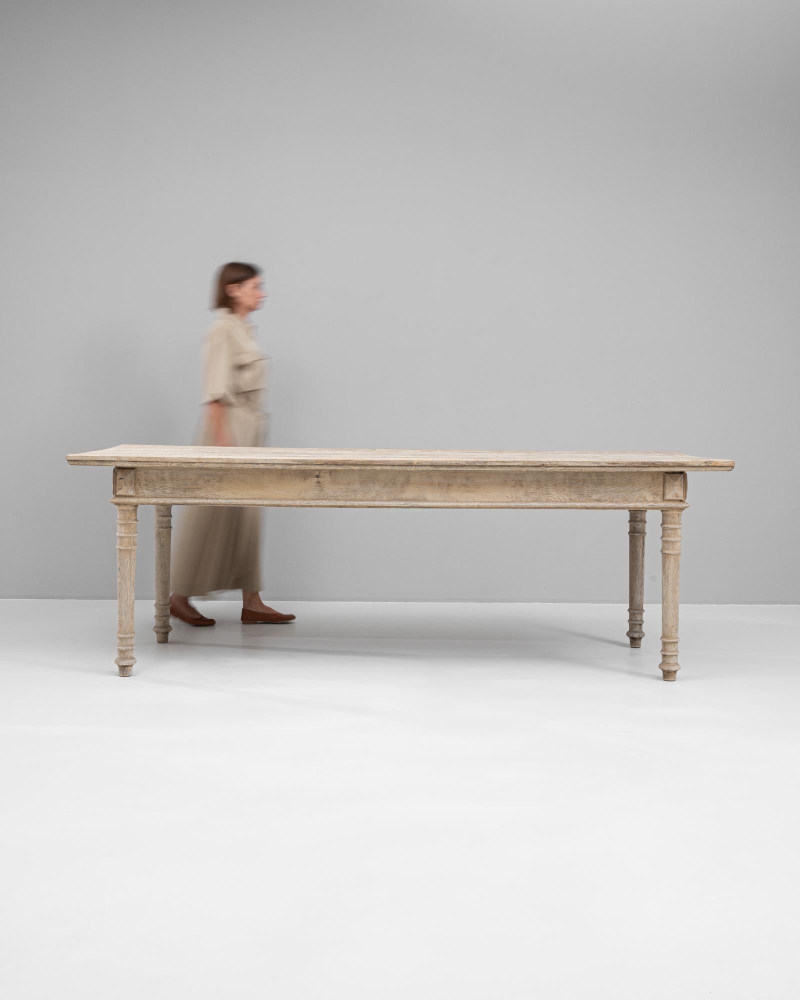Mesa de comedor francesa de roble blanqueado del siglo XIX en Bueno estado para la venta en High Point, NC