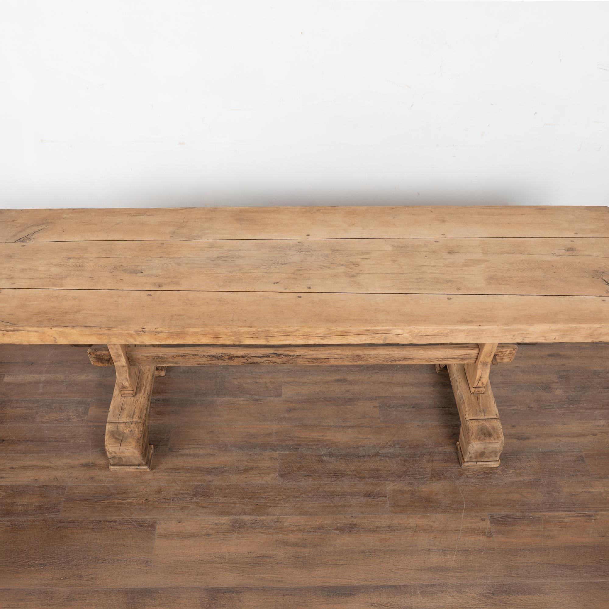 Français 19th Century French Bleached Oak Dining Table en vente