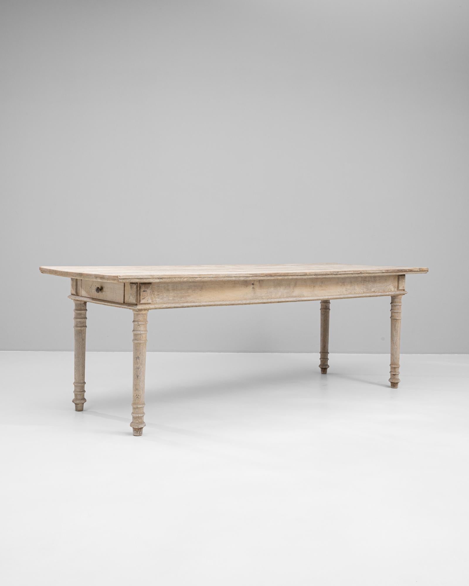 Mesa de comedor francesa de roble blanqueado del siglo XIX Roble en venta