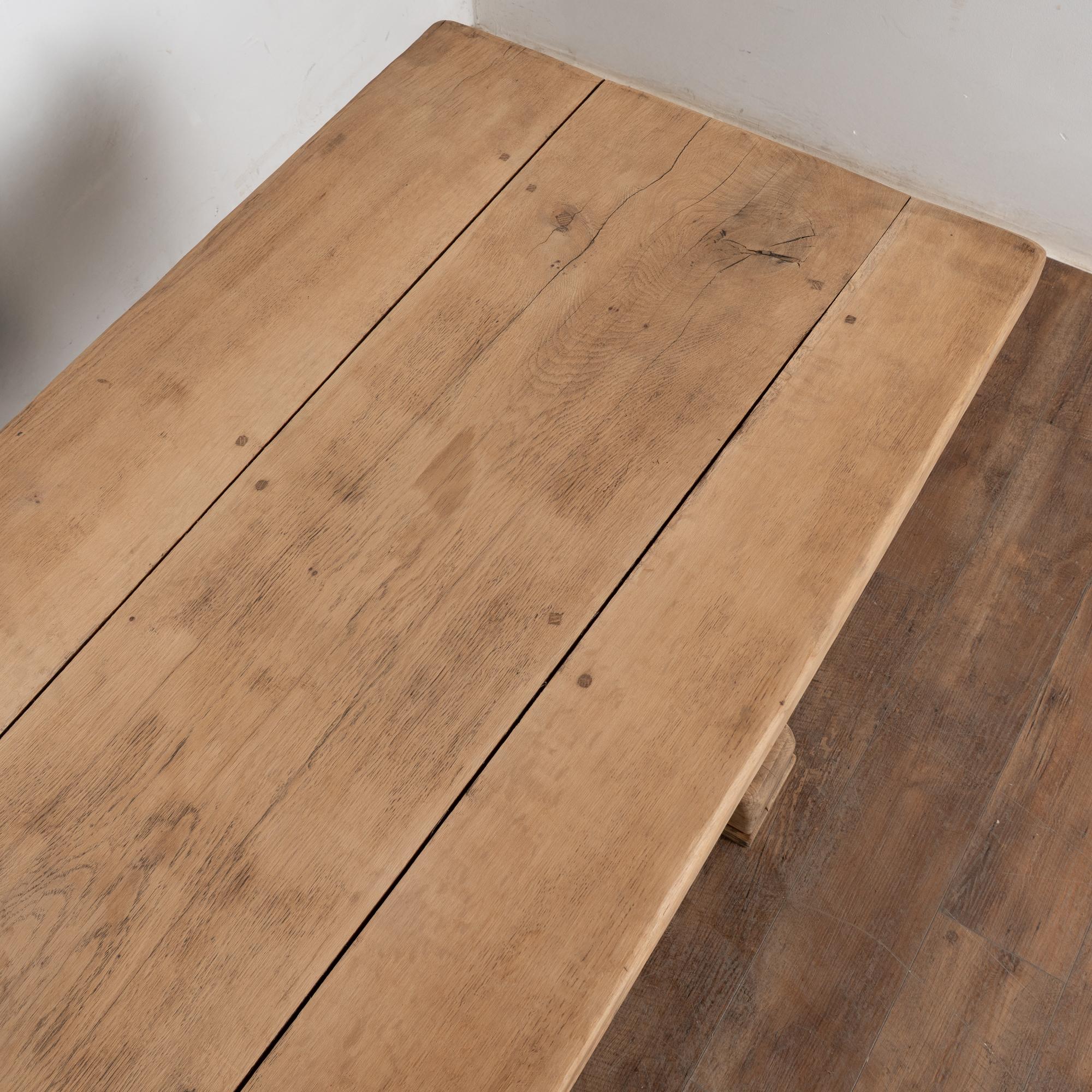 Fait main 19th Century French Bleached Oak Dining Table en vente