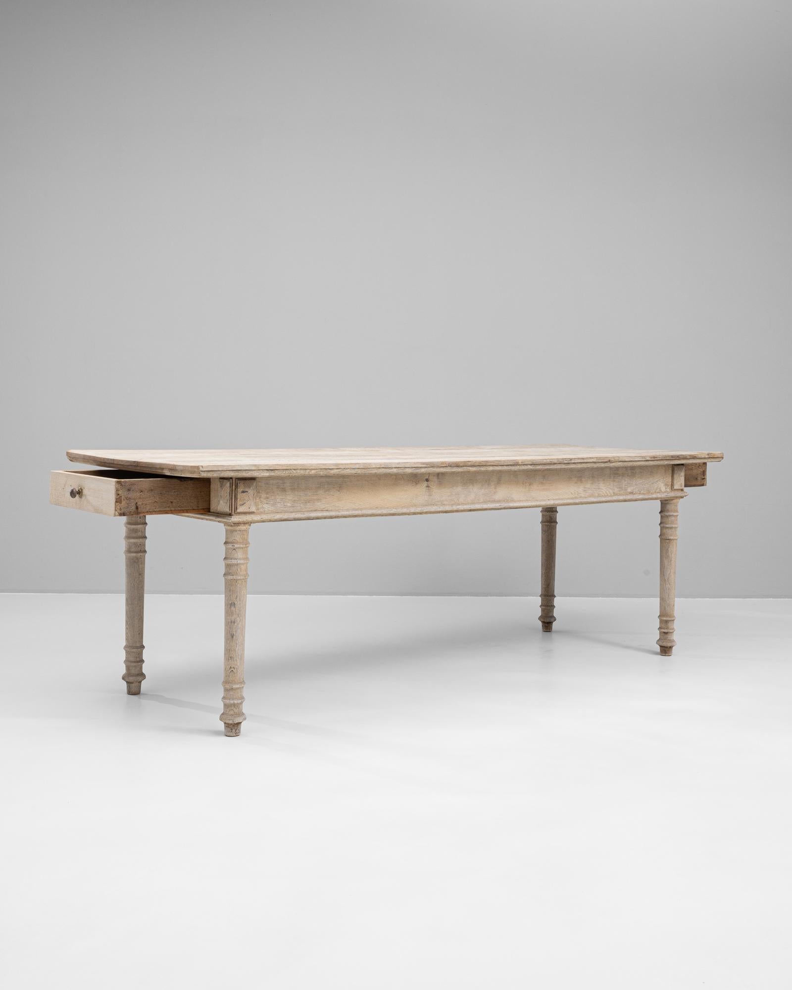 Mesa de comedor francesa de roble blanqueado del siglo XIX en venta 1