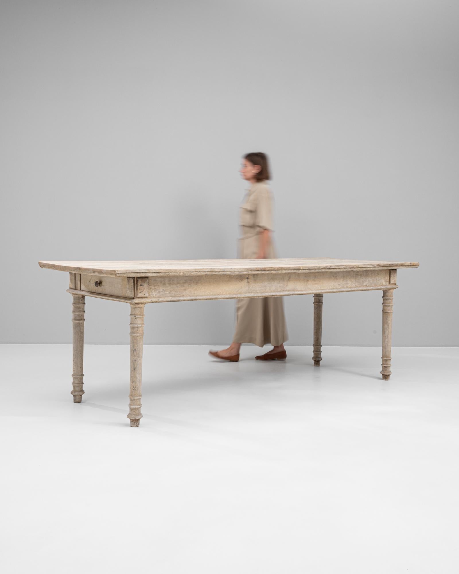Mesa de comedor francesa de roble blanqueado del siglo XIX en venta 2