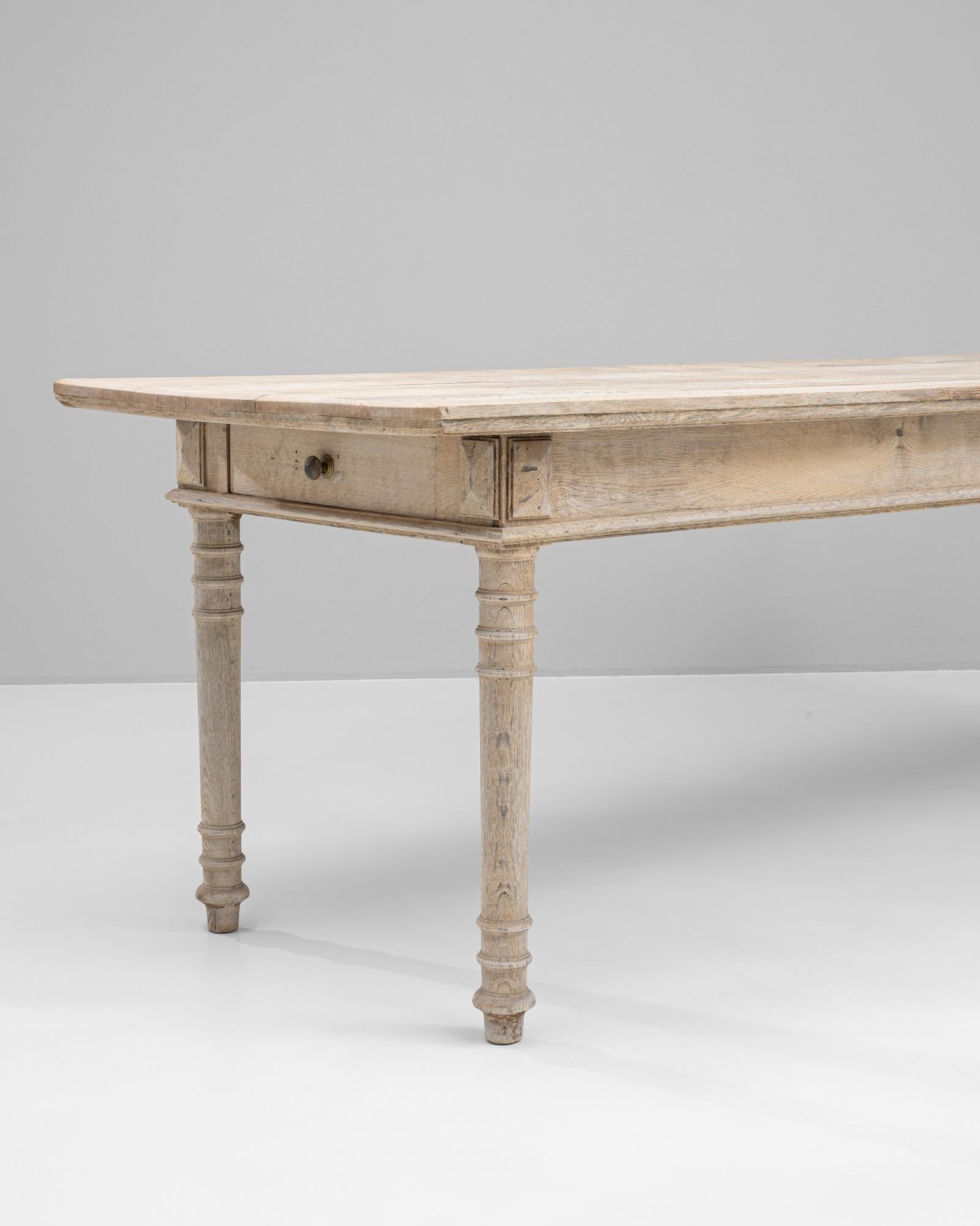 Mesa de comedor francesa de roble blanqueado del siglo XIX en venta 3