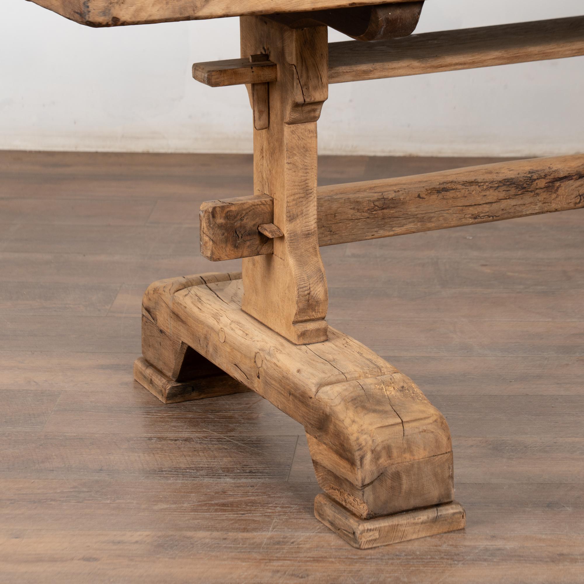 Chêne 19th Century French Bleached Oak Dining Table en vente