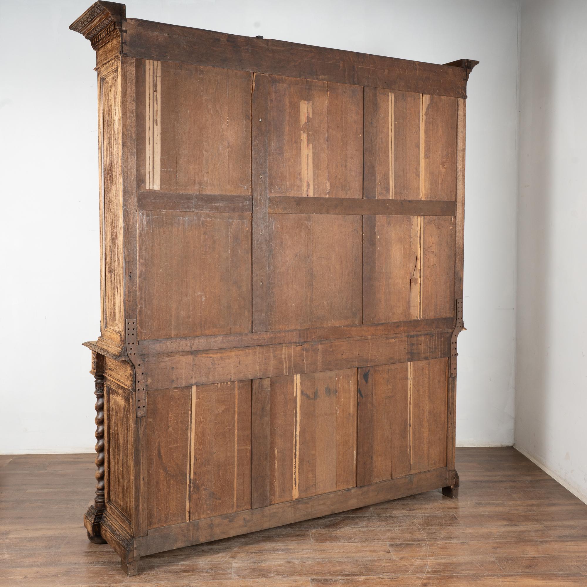 Bibliothèque d'exposition française du 19ème siècle en chêne blanchi en vente 4
