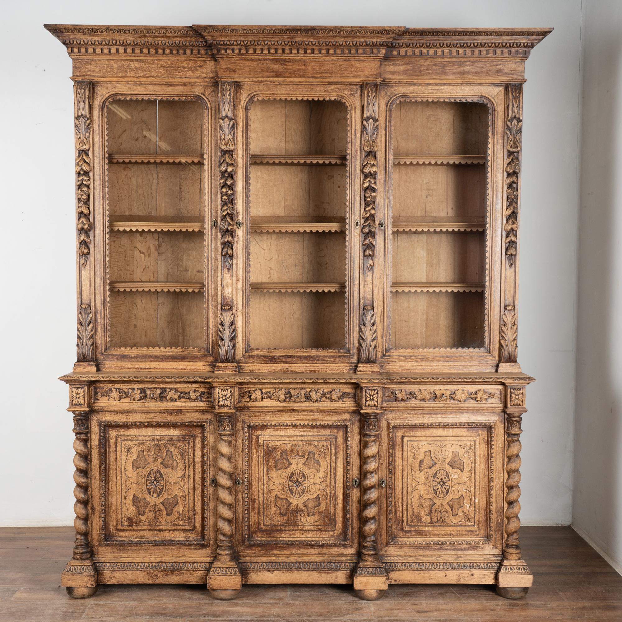 Français Bibliothèque d'exposition française du 19ème siècle en chêne blanchi en vente