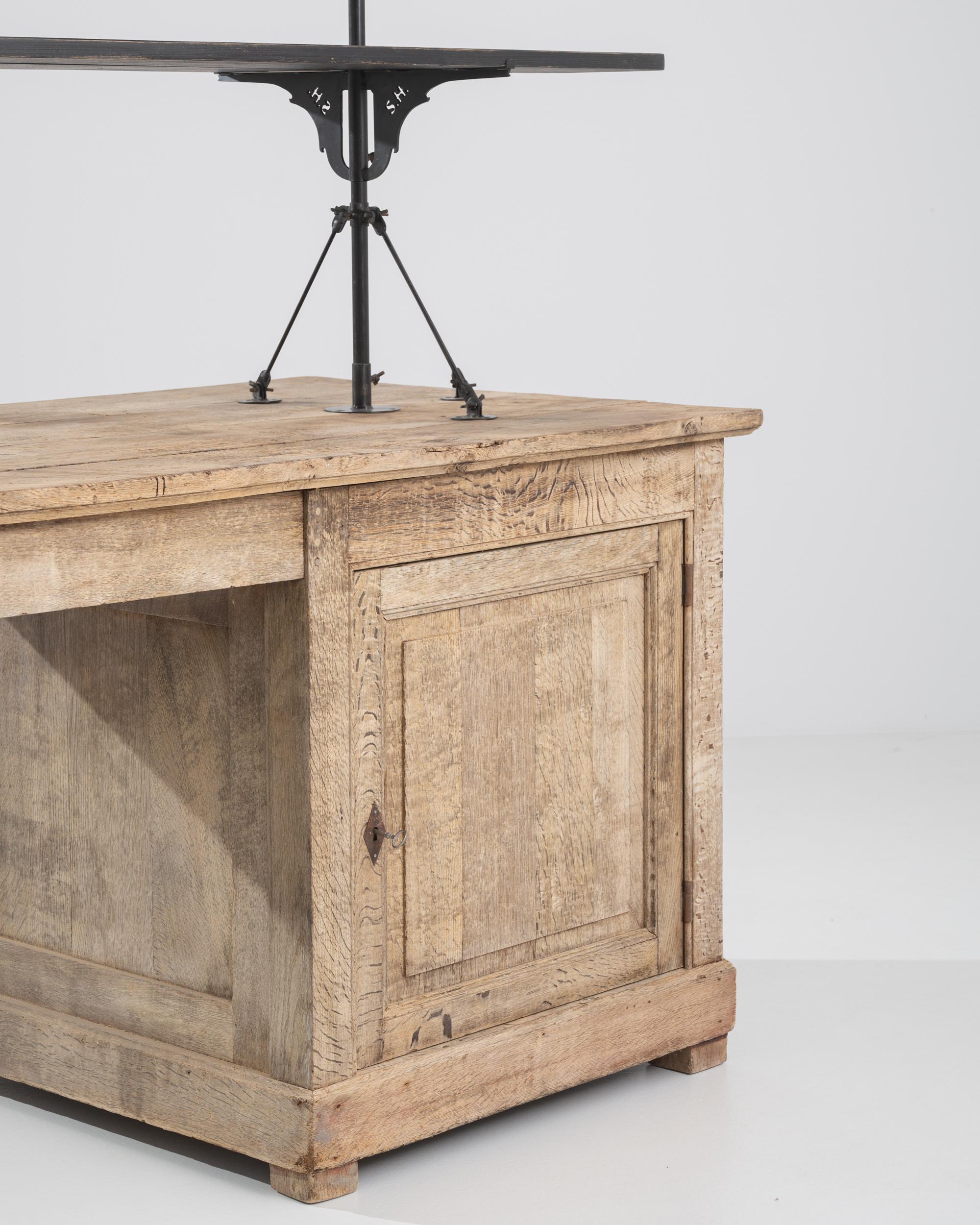 Vetrinetta francese del XIX secolo in Oak sbiancato In condizioni buone in vendita a High Point, NC