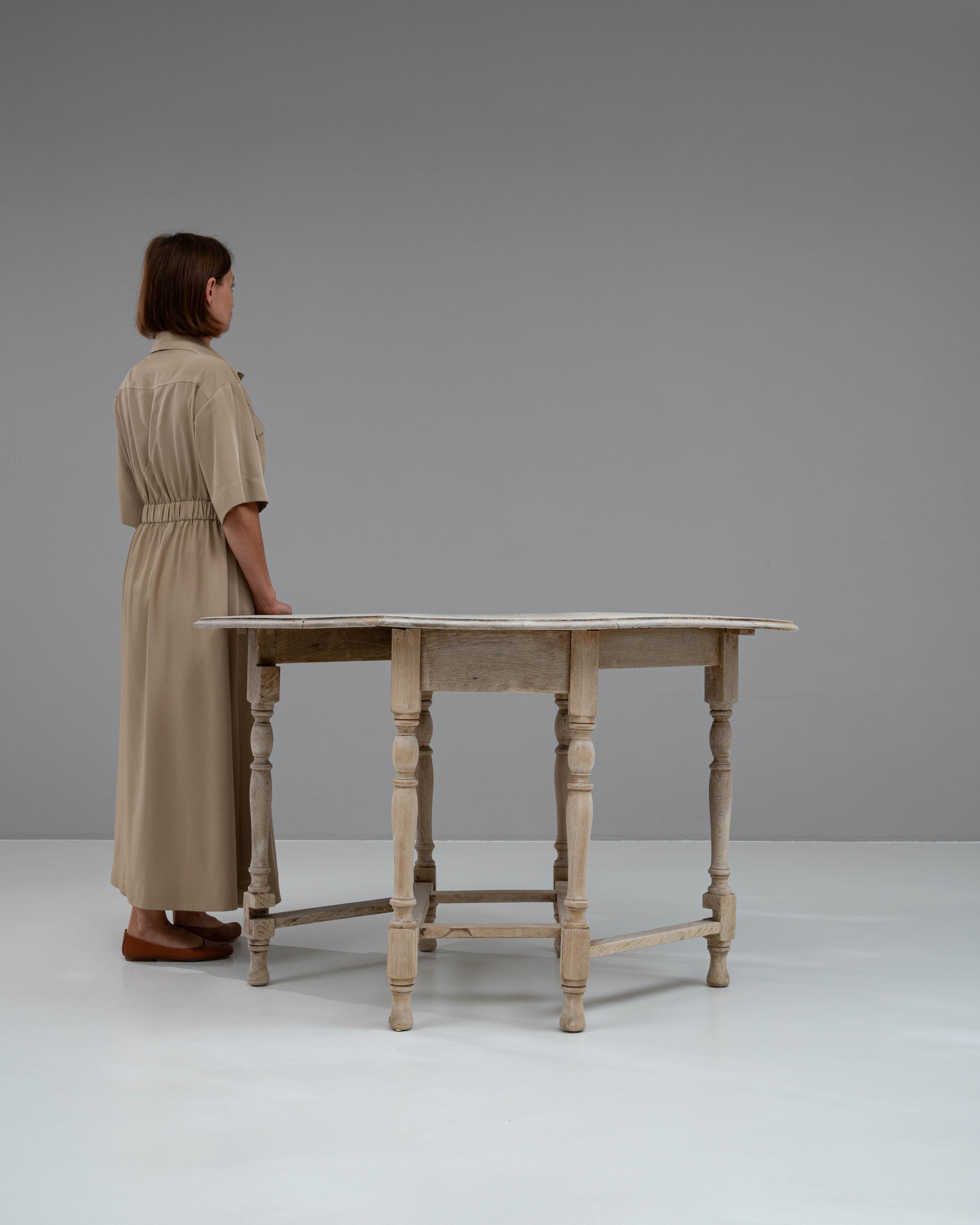 Français Table à abattant en chêne blanchi français du 19e siècle en vente