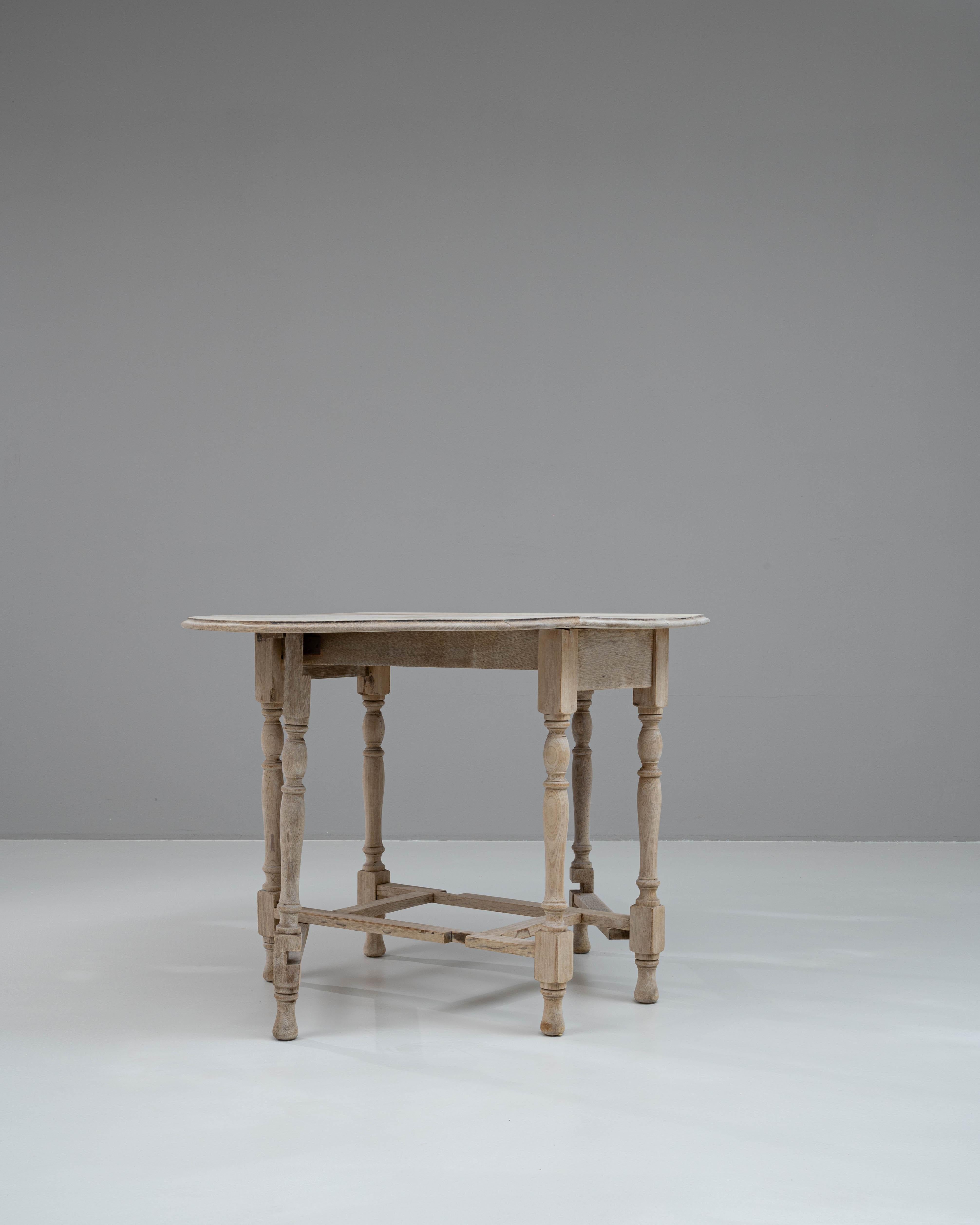 Table à abattant en chêne blanchi français du 19e siècle Bon état - En vente à High Point, NC
