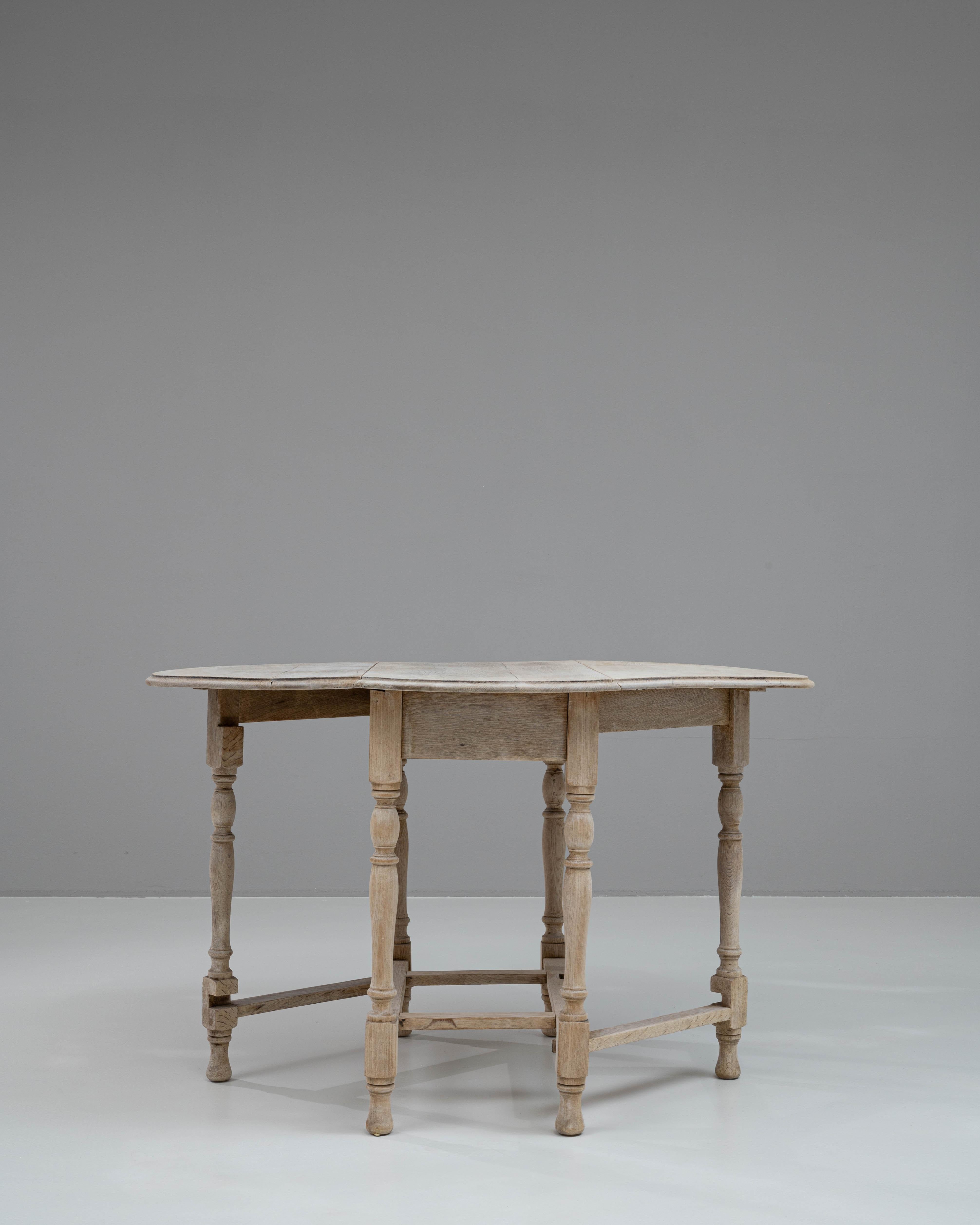 Table à abattant en chêne blanchi français du 19e siècle en vente 3