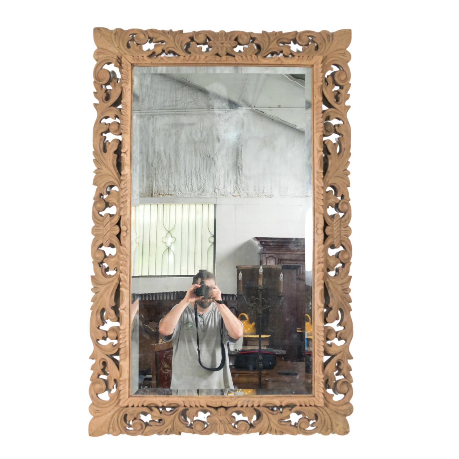 Grande specchio a cuscino in stile Luigi XIV francese del XIX secolo, intagliato e traforato, in rovere sbiancato, con vetro al mercurio originale con lievi tracce di foxing, circa 1840. L'alta cornice di forma rettangolare presenta angoli