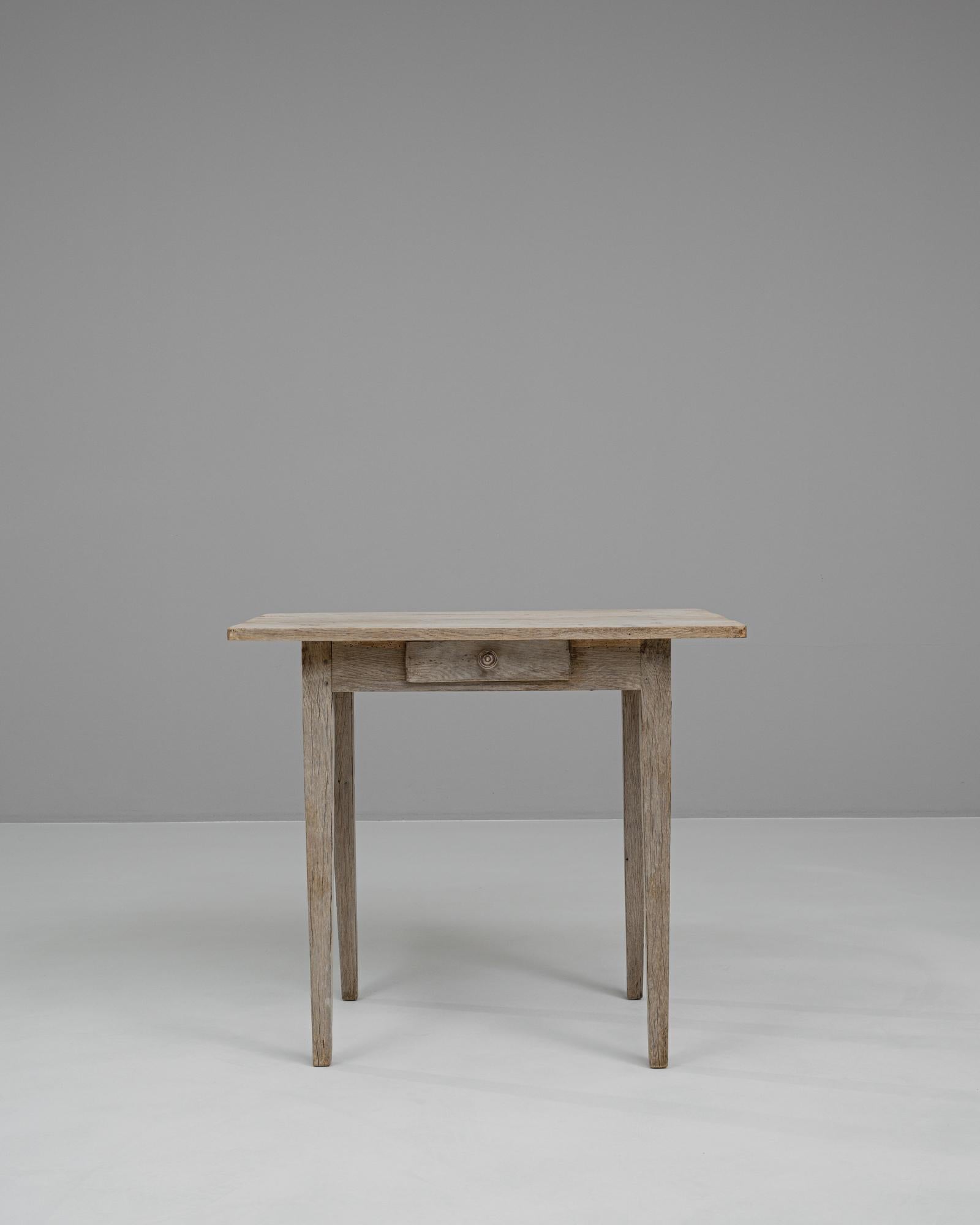 Table d'appoint française du 19ème siècle en chêne blanchi en vente 6