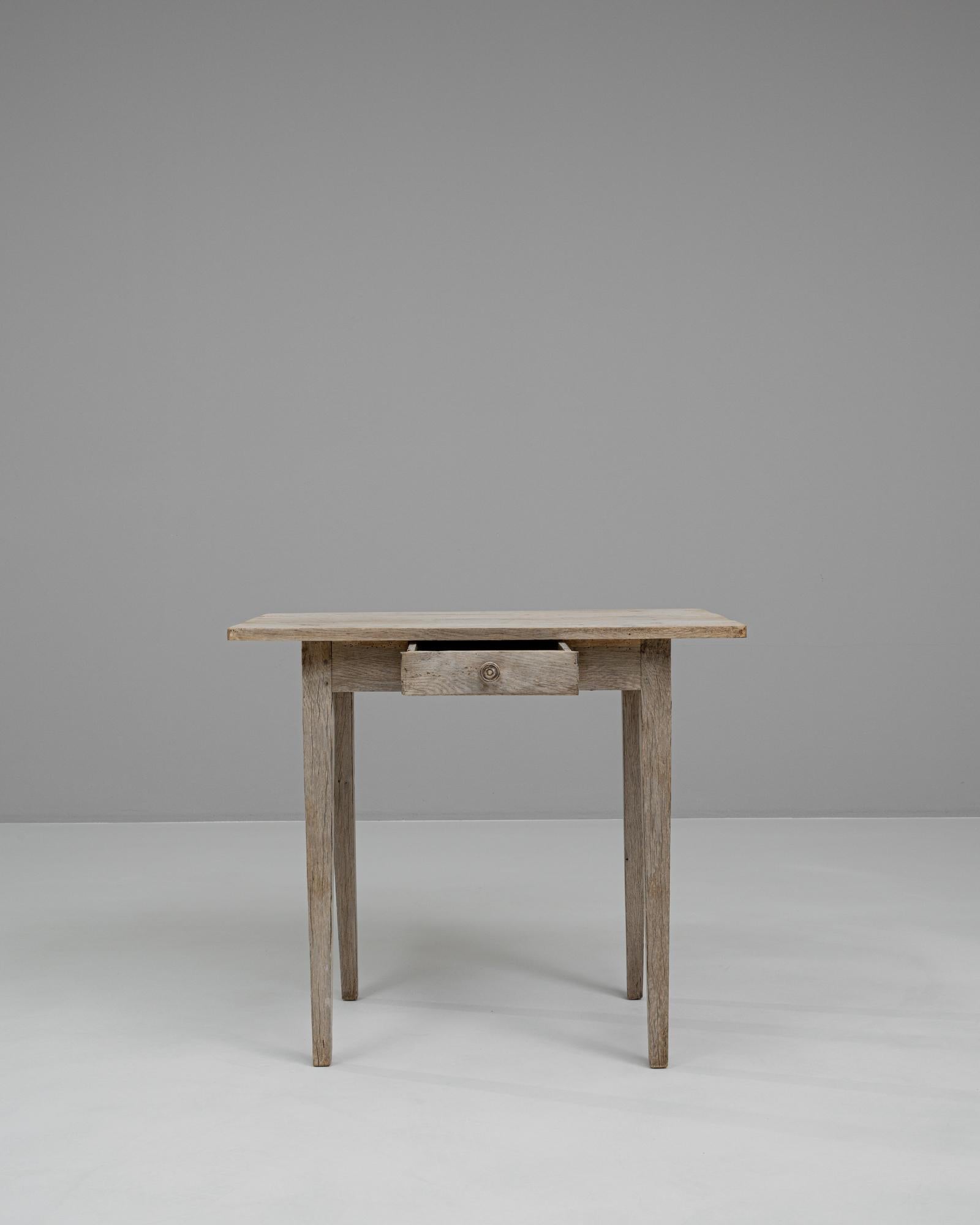 Cette table d'appoint en chêne blanchi français du XIXe siècle respire l'élégance rustique et la simplicité, ce qui en fait un ajout charmant à n'importe quelle pièce. Le design minimaliste de la table, avec ses lignes épurées et ses pieds élancés,