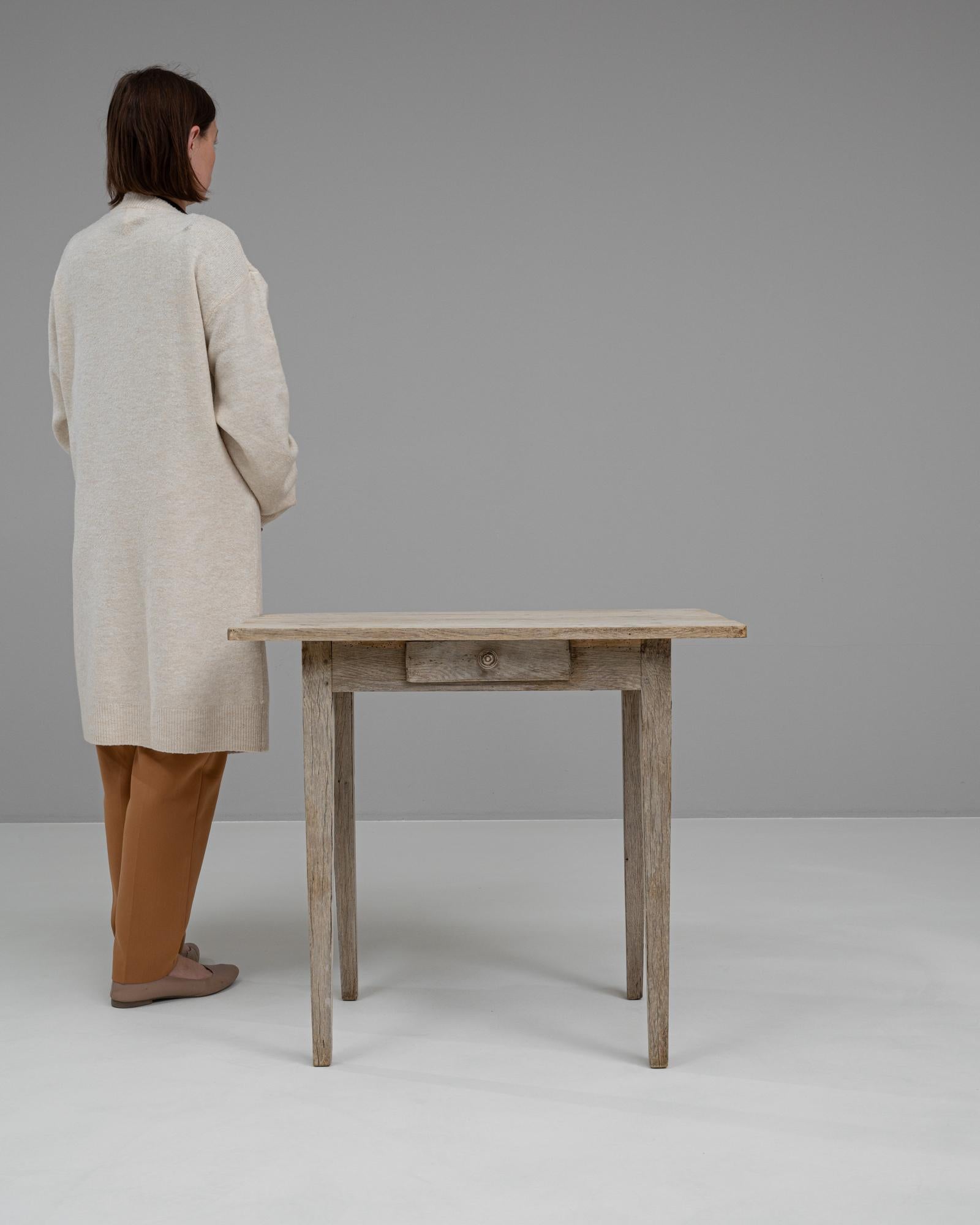 Français Table d'appoint française du 19ème siècle en chêne blanchi en vente