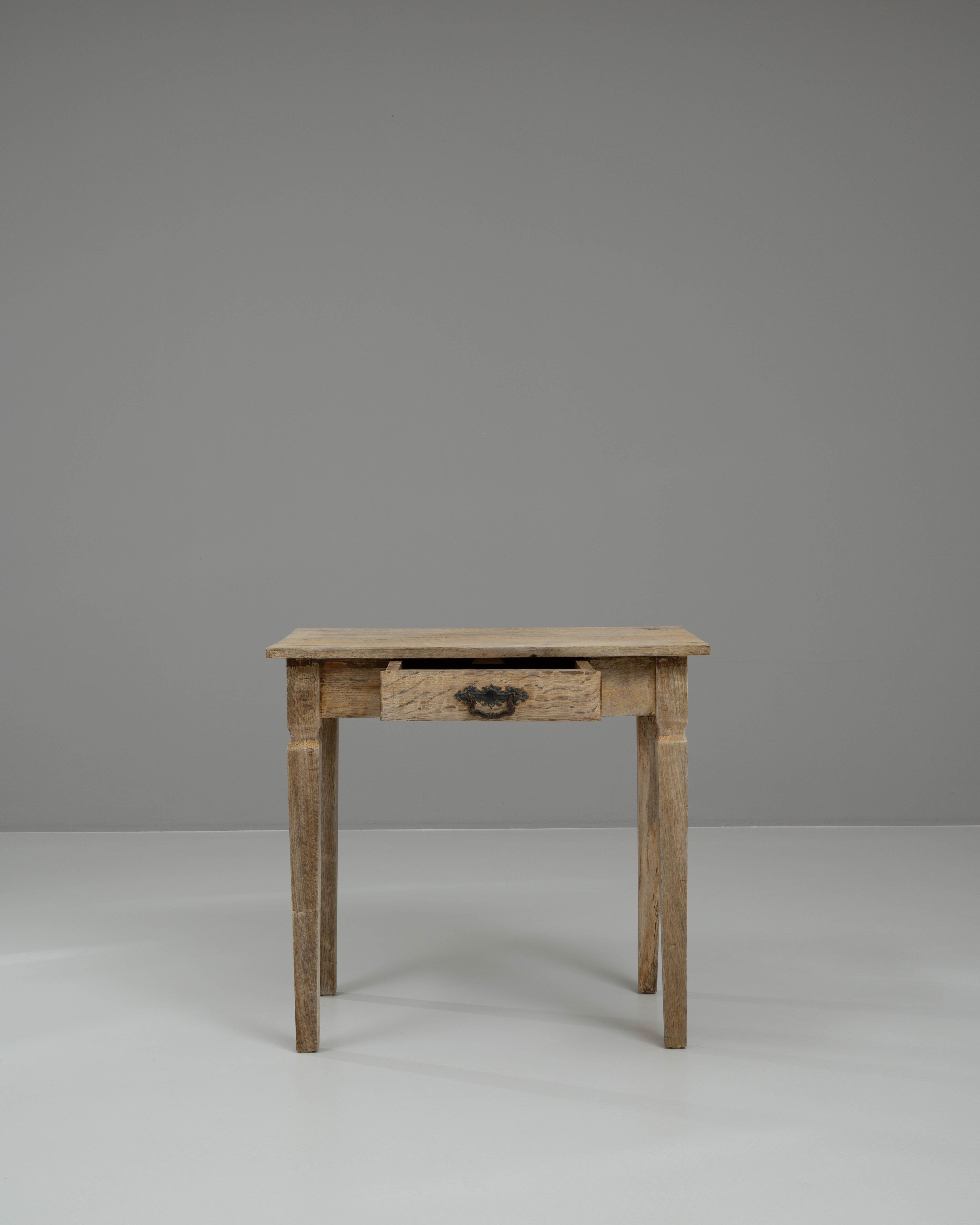 Français Table d'appoint française du 19ème siècle en chêne blanchi en vente