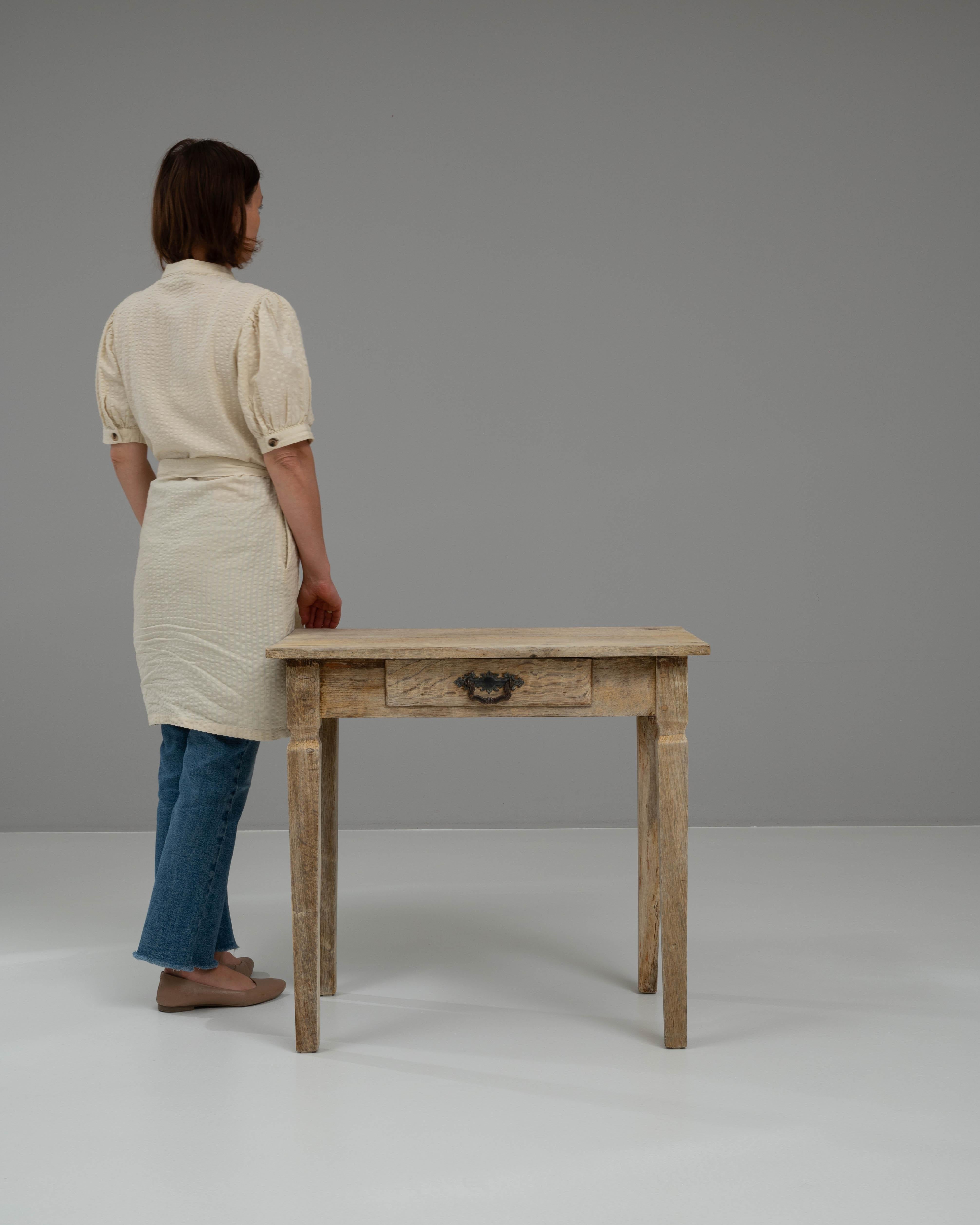 Table d'appoint française du 19ème siècle en chêne blanchi Bon état - En vente à High Point, NC