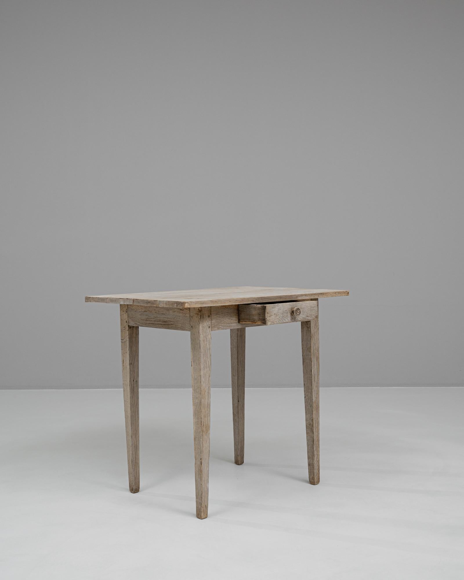 XIXe siècle Table d'appoint française du 19ème siècle en chêne blanchi en vente