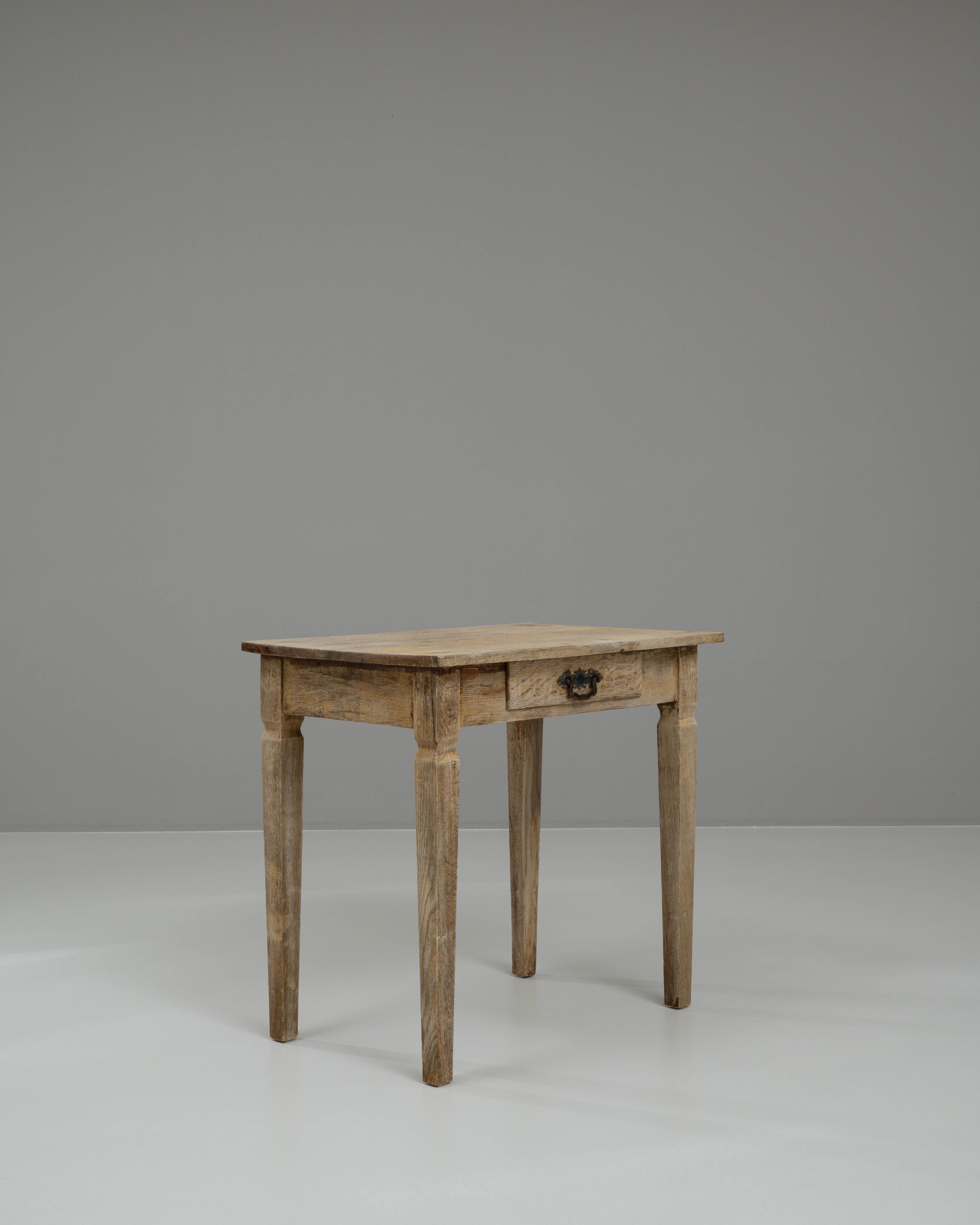 XIXe siècle Table d'appoint française du 19ème siècle en chêne blanchi en vente