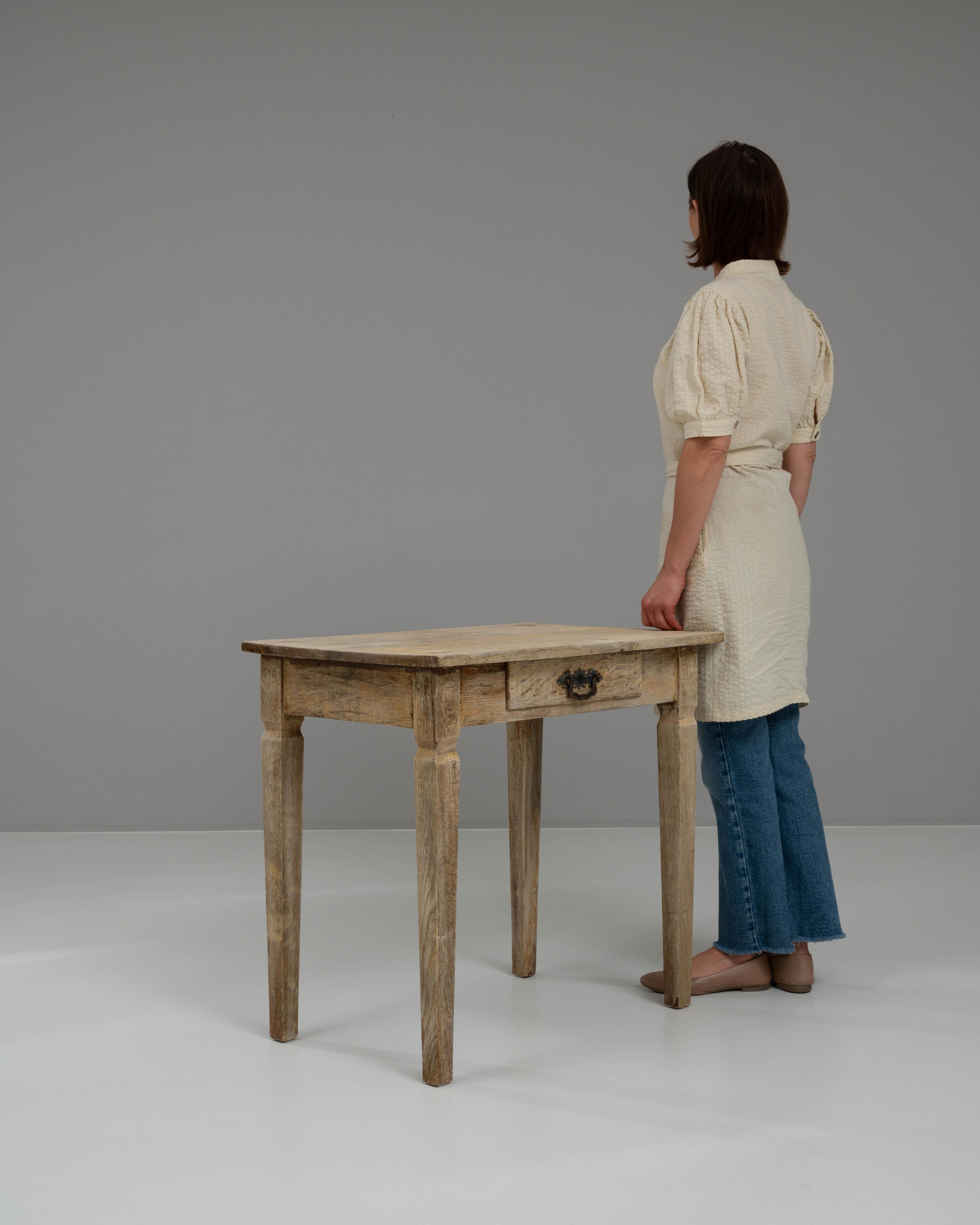 Table d'appoint française du 19ème siècle en chêne blanchi en vente 1