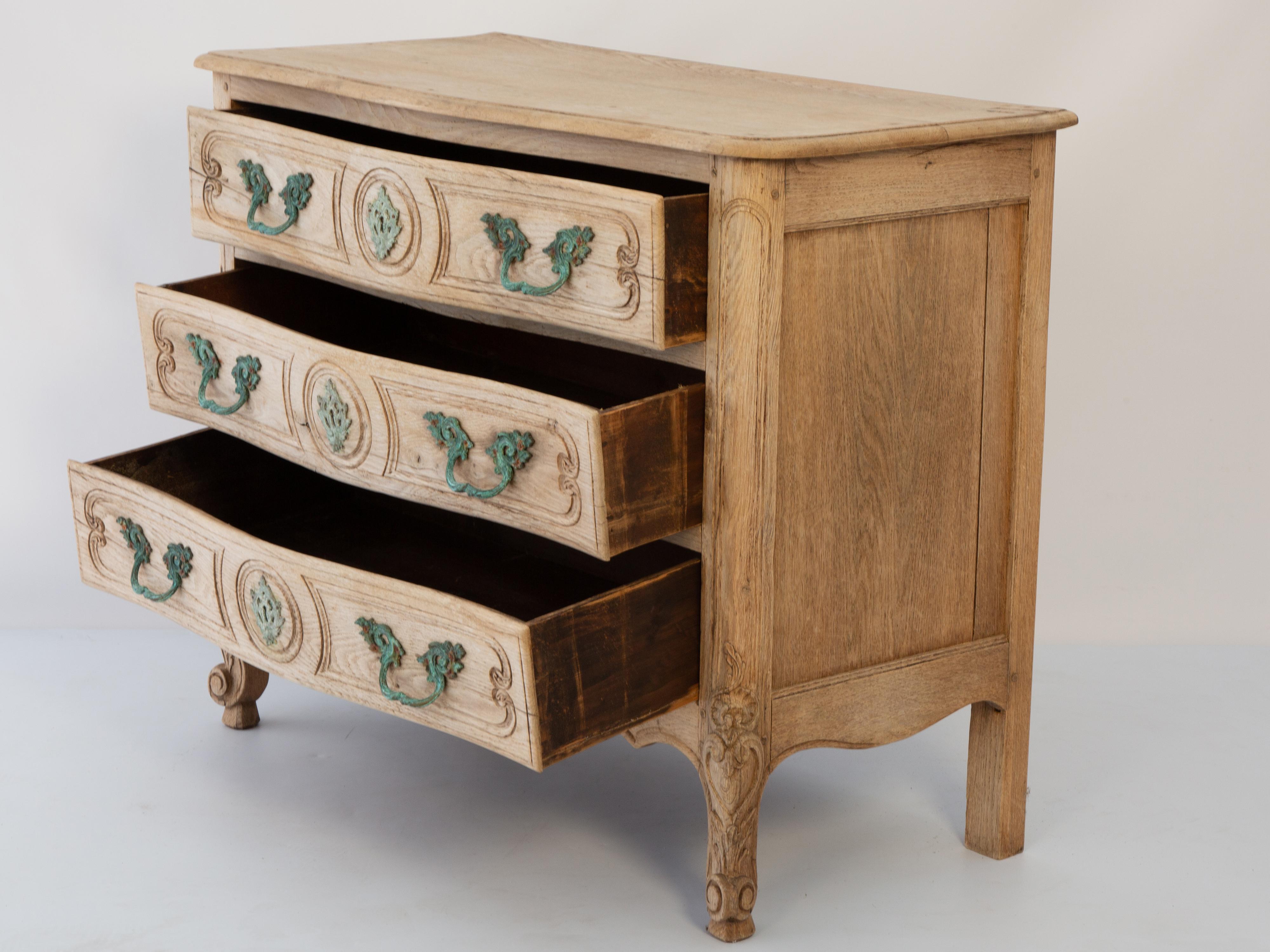 Cómoda francesa del siglo XIX de tres cajones en madera de roble blanqueado, estilo Luis XV en venta 3