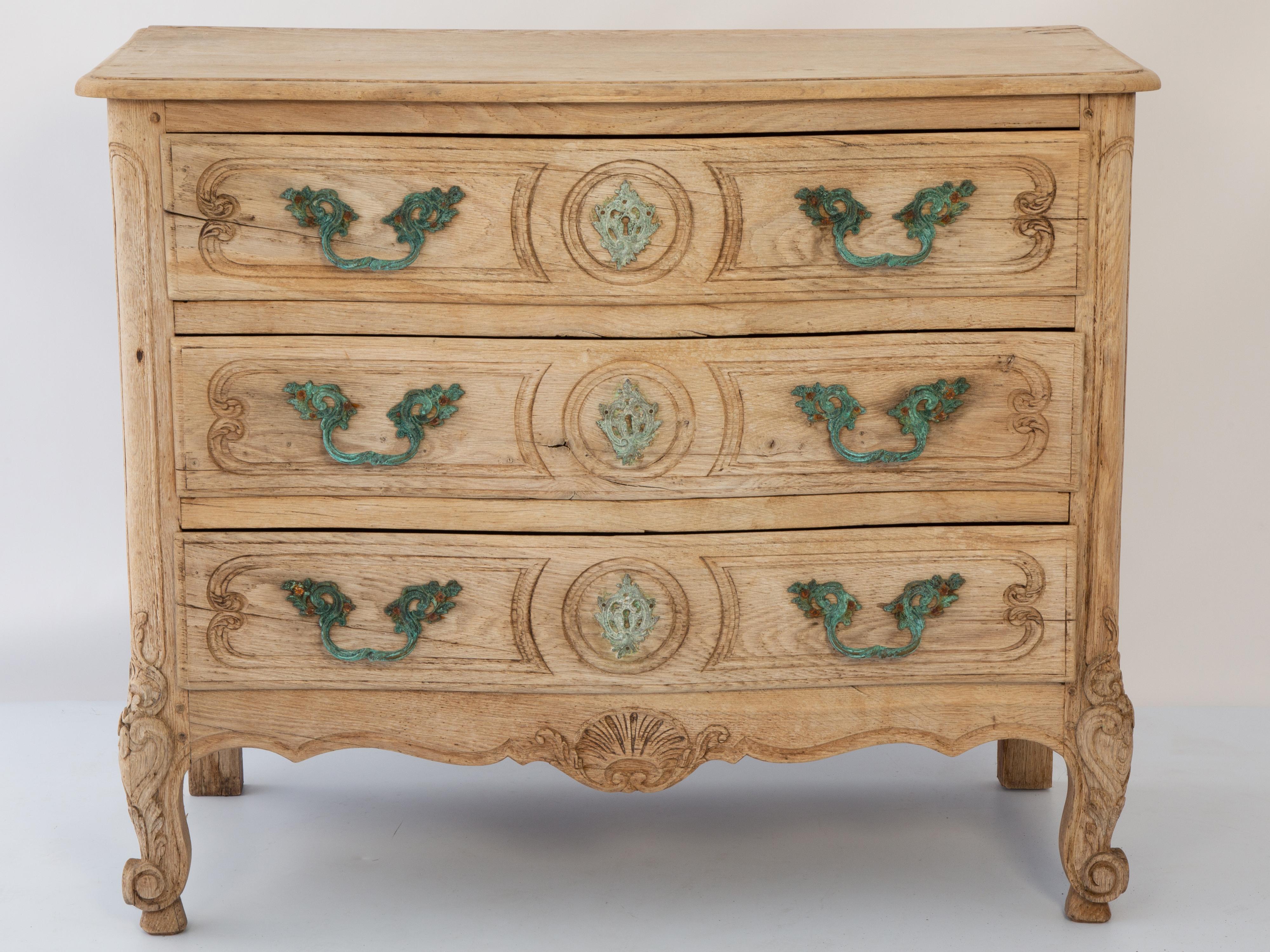 Cómoda francesa del siglo XIX de tres cajones en madera de roble blanqueado, estilo Luis XV Luis XVI en venta