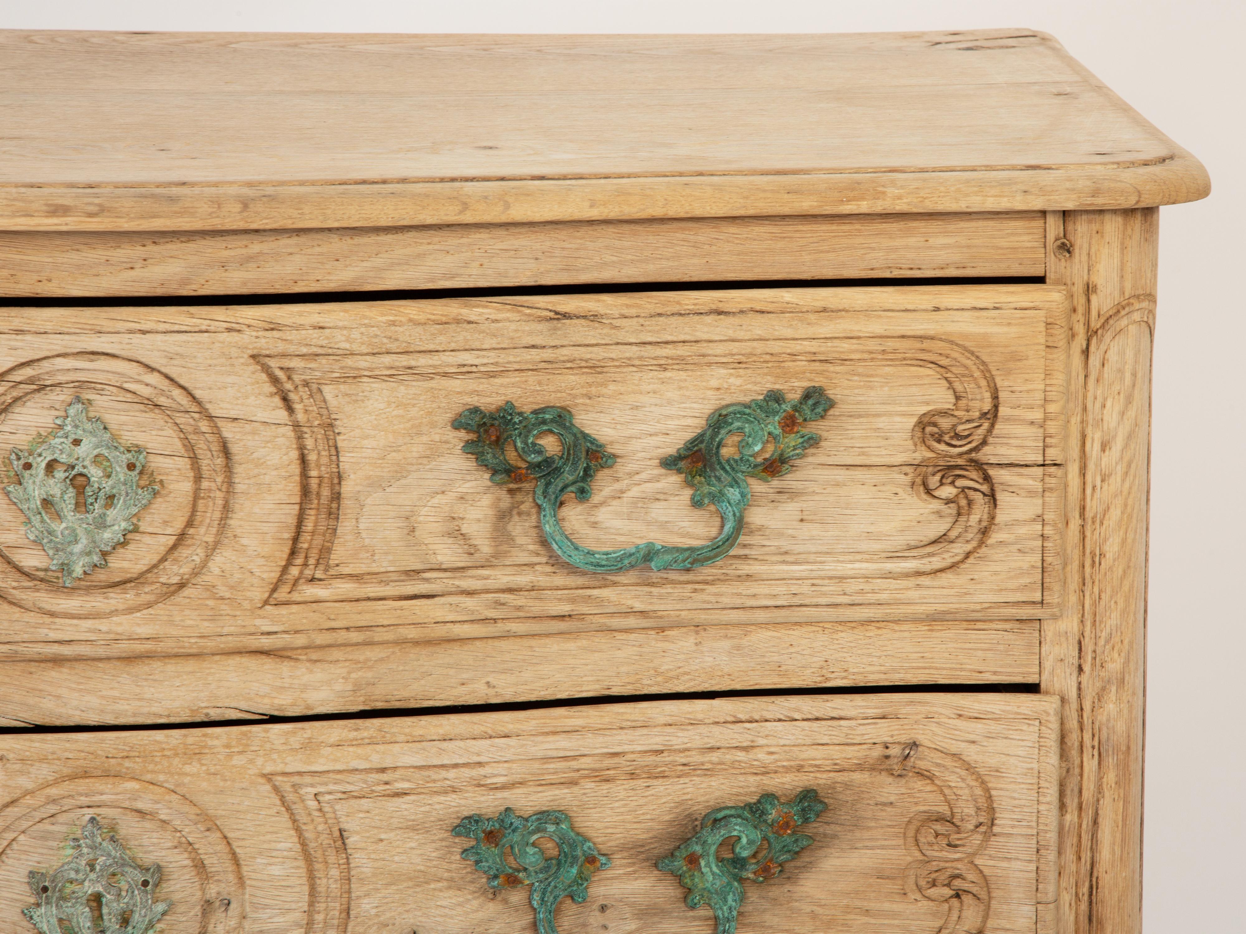 Cómoda francesa del siglo XIX de tres cajones en madera de roble blanqueado, estilo Luis XV Francés en venta