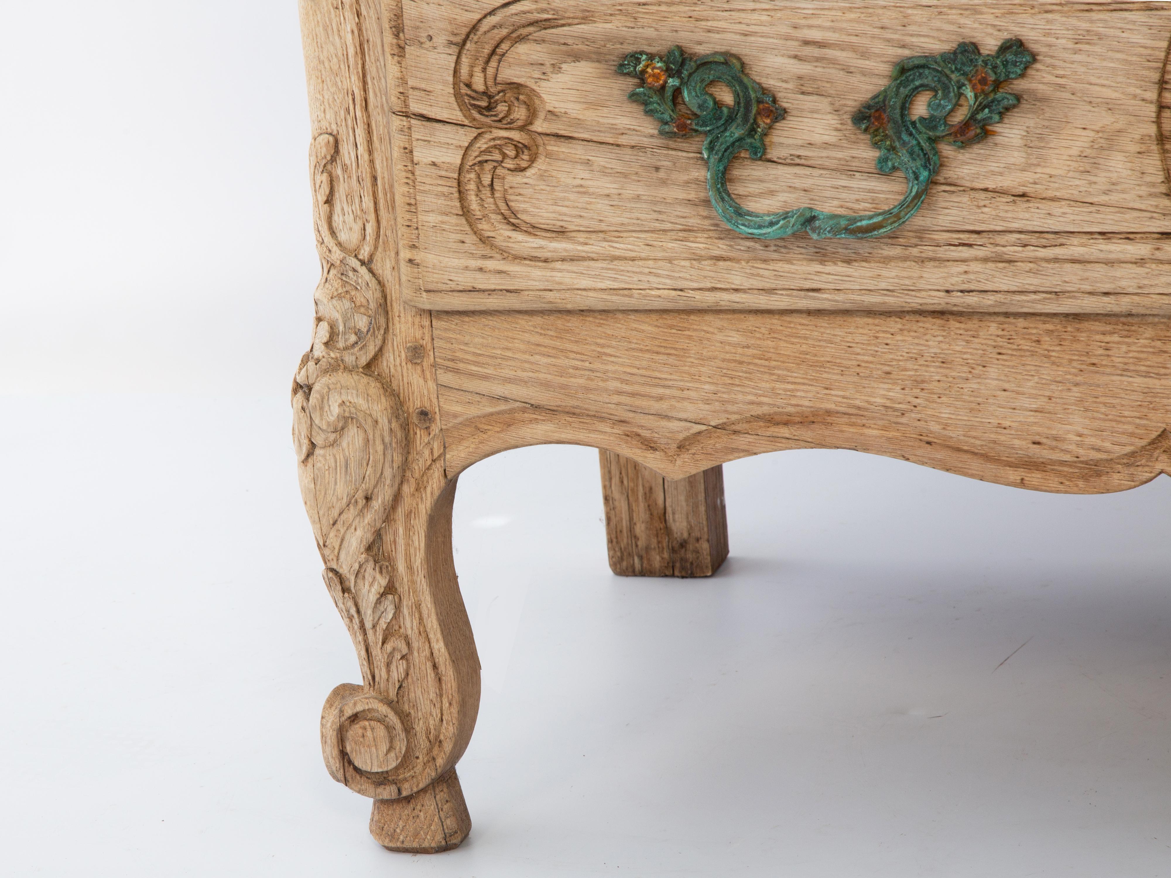 Cómoda francesa del siglo XIX de tres cajones en madera de roble blanqueado, estilo Luis XV Blanqueado en venta