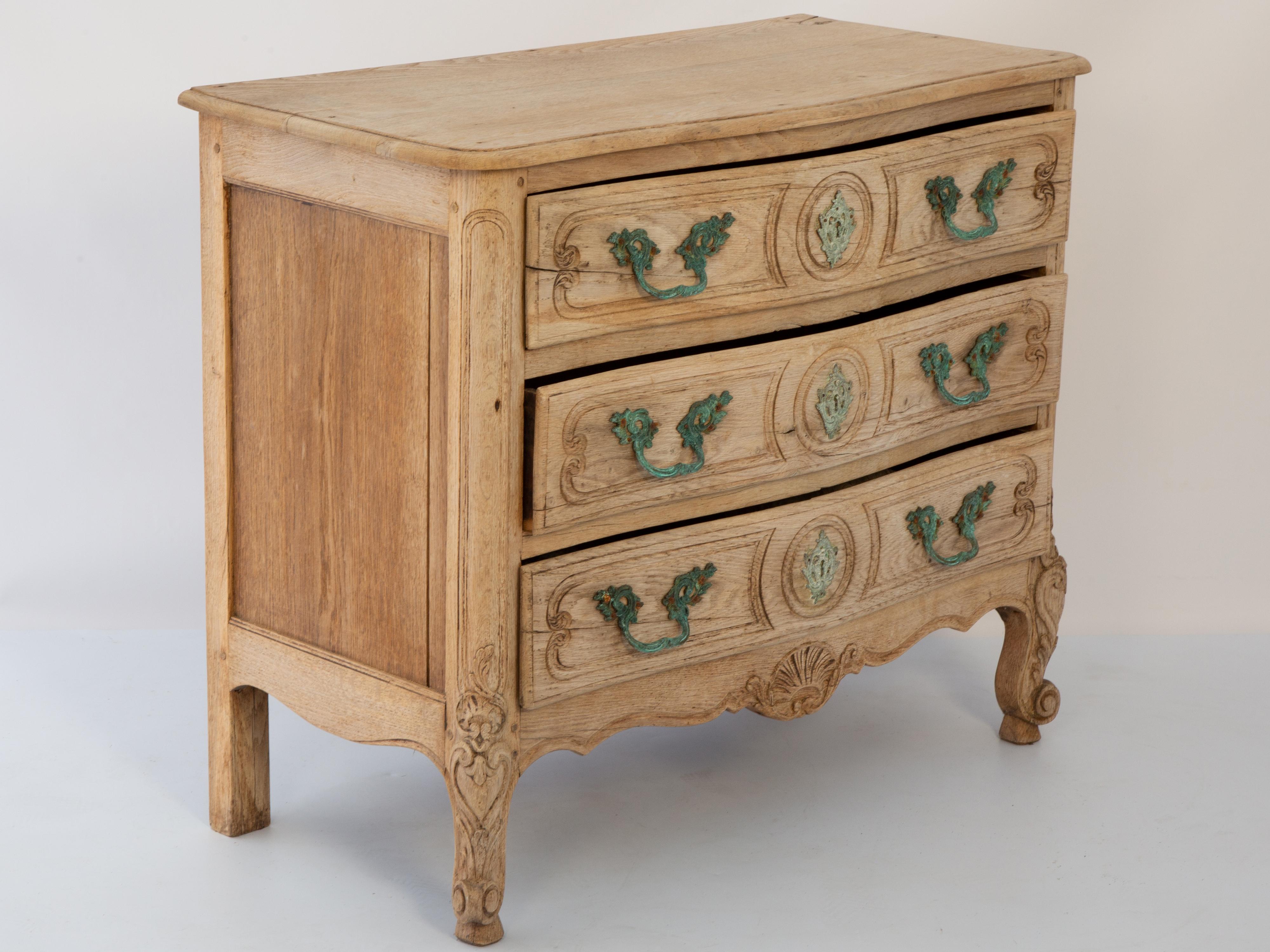 Cómoda francesa del siglo XIX de tres cajones en madera de roble blanqueado, estilo Luis XV en venta 1