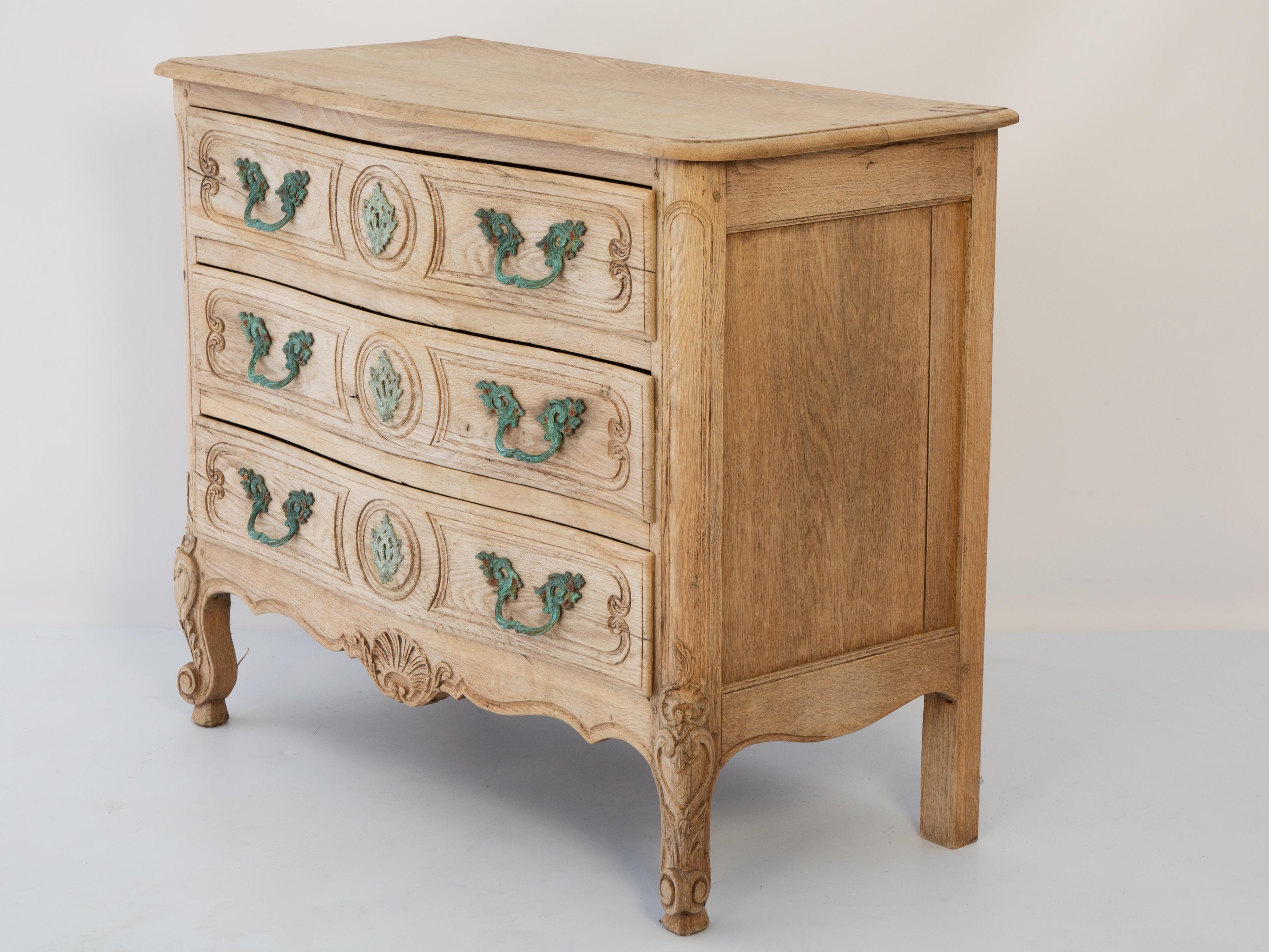 Cómoda francesa del siglo XIX de tres cajones en madera de roble blanqueado, estilo Luis XV en venta 2