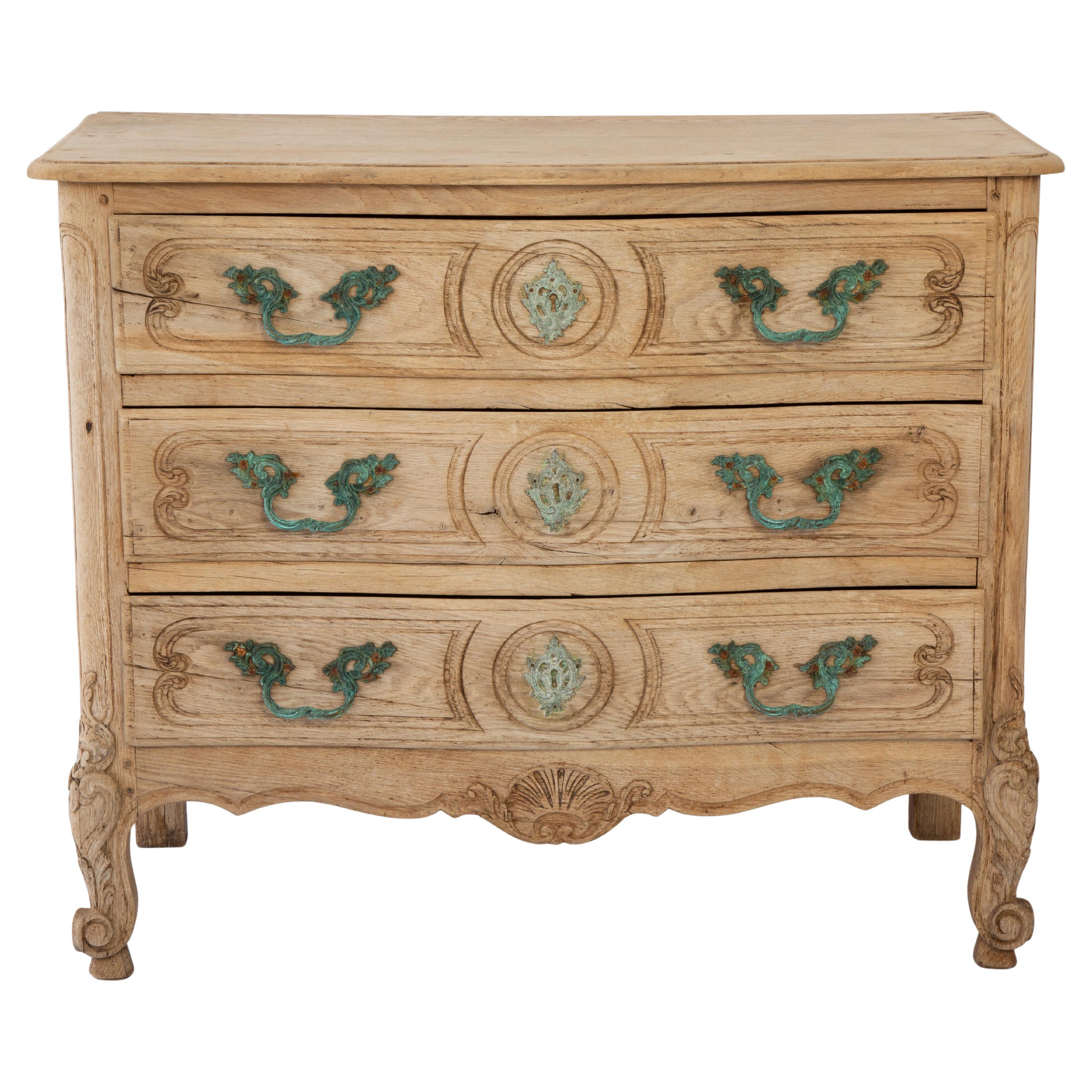 Cómoda francesa del siglo XIX de tres cajones en madera de roble blanqueado, estilo Luis XV en venta
