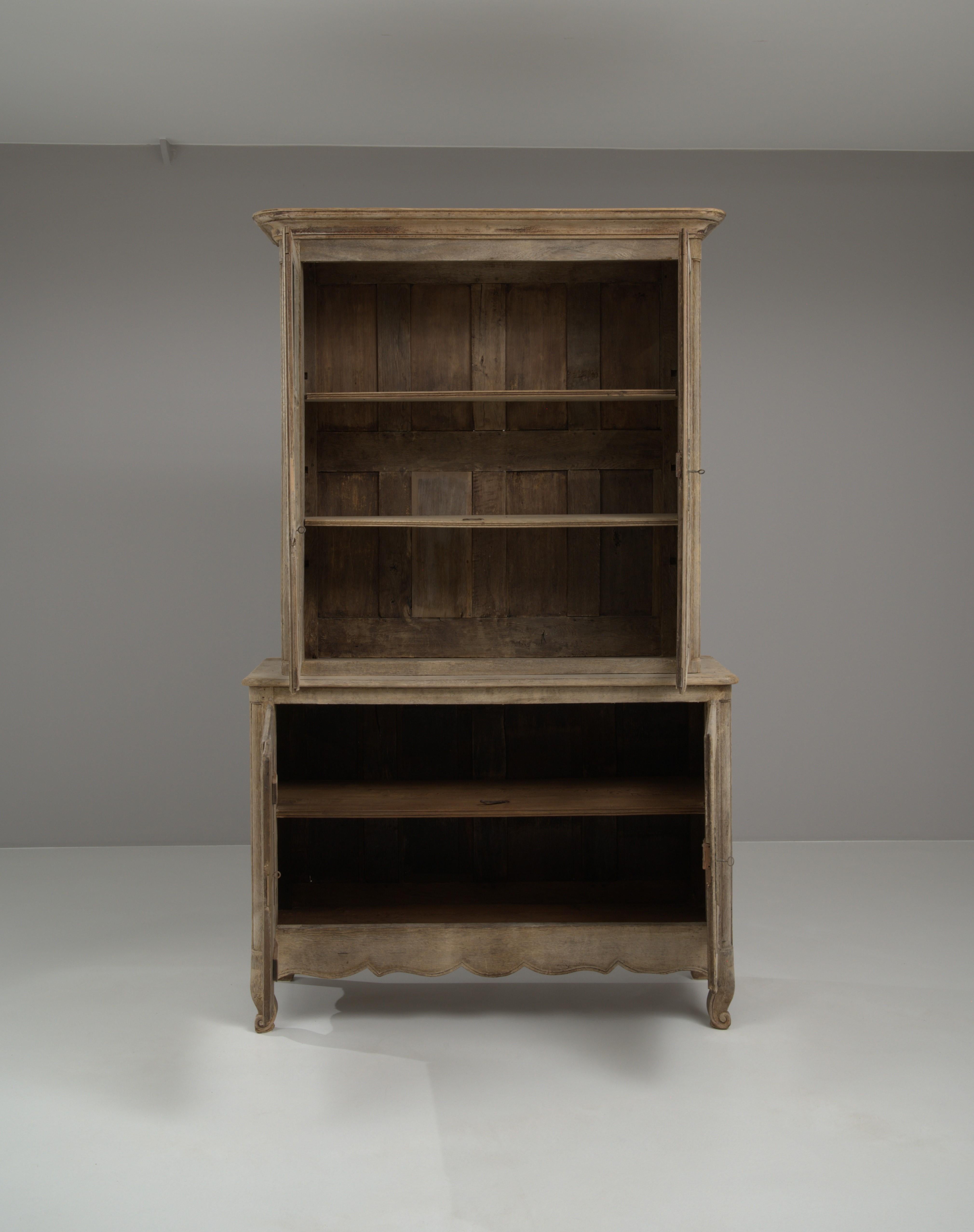 19th Century French Bleached Oak Vitrine In Good Condition In High Point, NC