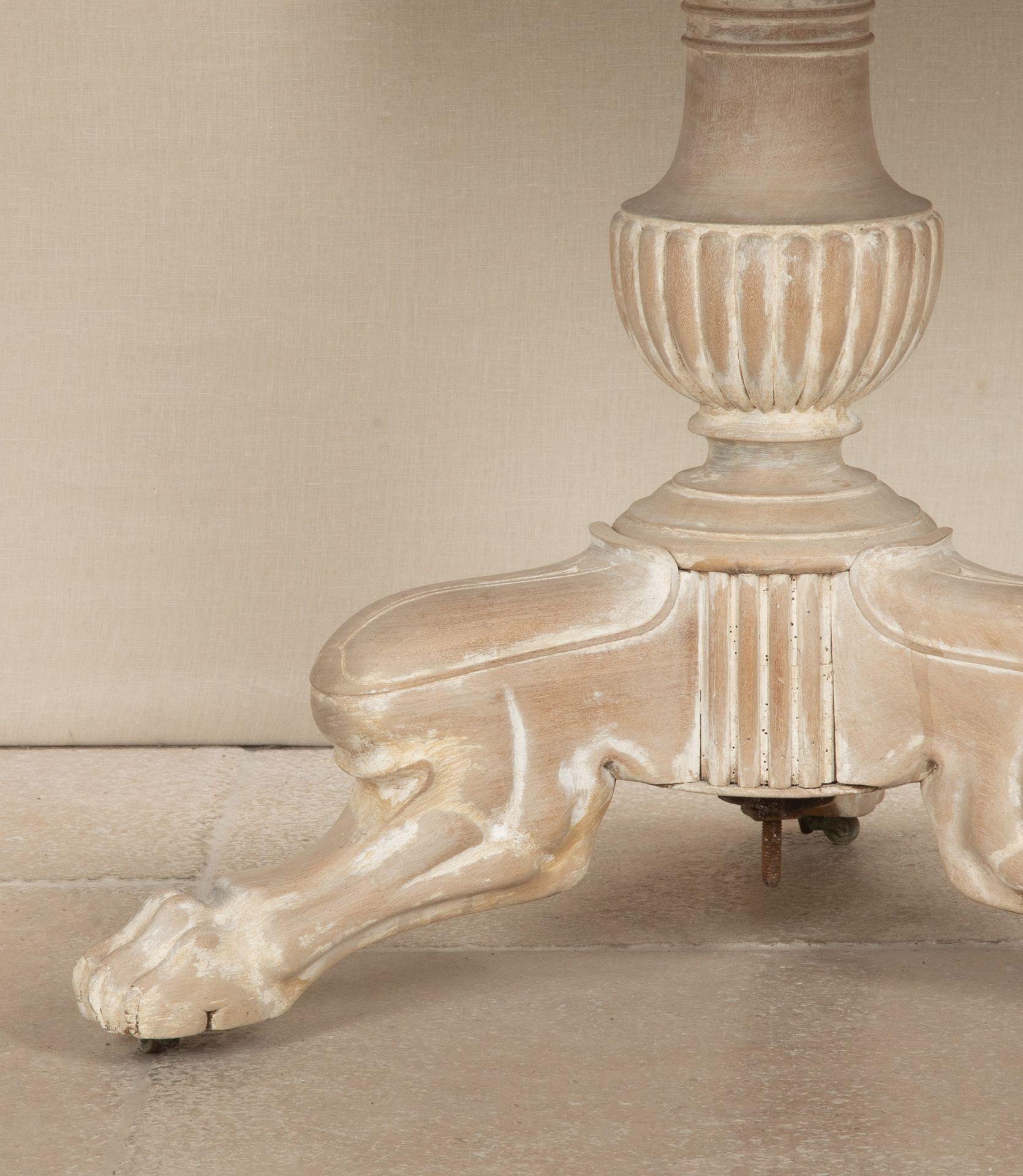 Französischer Gueridon aus gebleichtem Nussbaum des 19. im Angebot 1